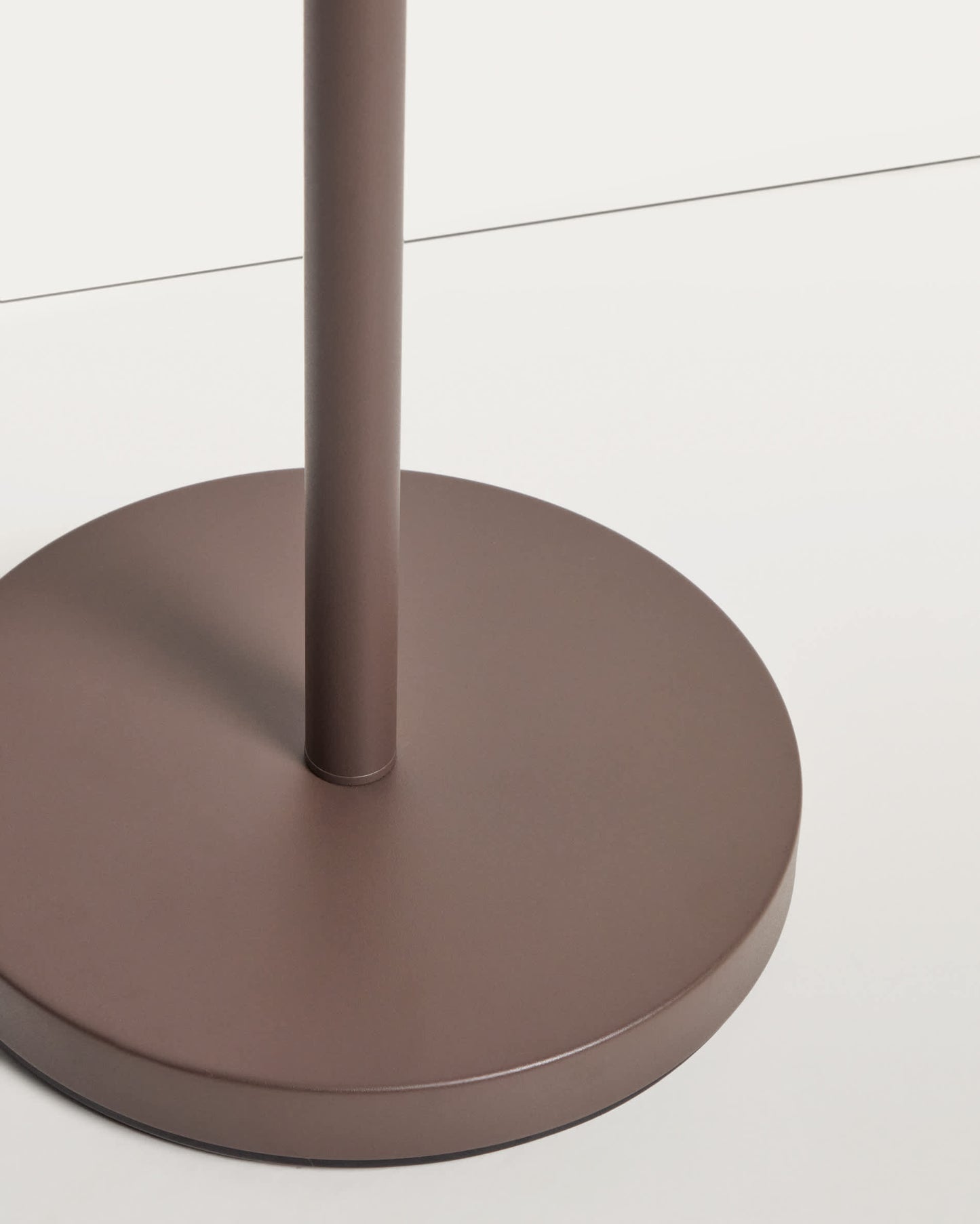Lampada da terra in metallo Navat con finitura marrone anticata