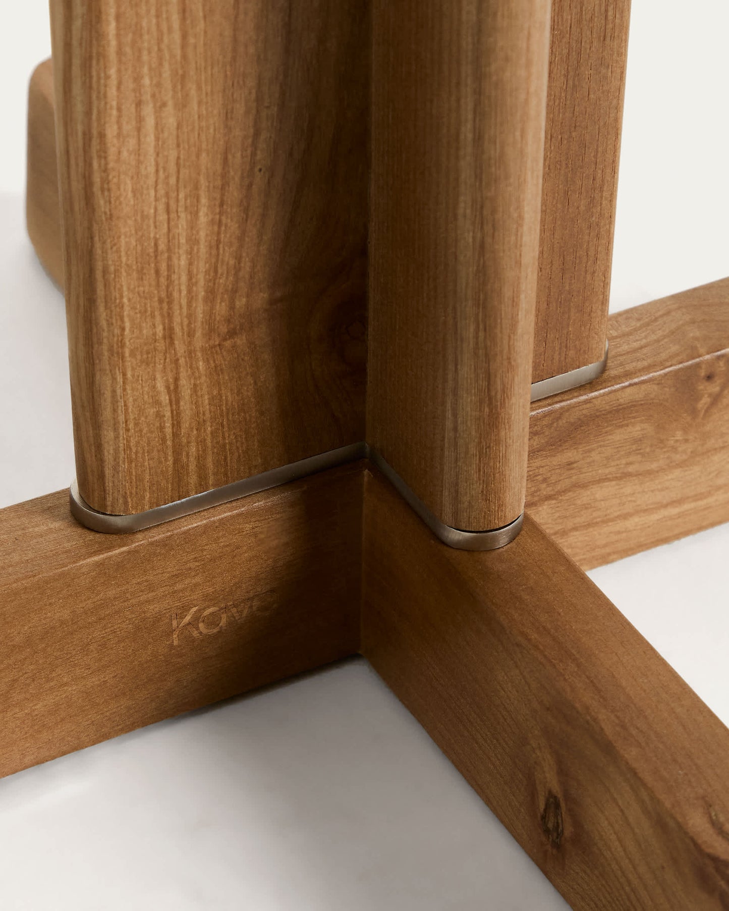 Piantana Niani in legno di caucciù con finitura tono naturale e paralume in cotone color avorio