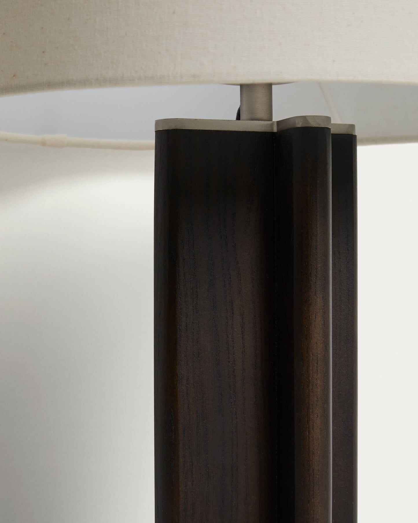 Lampada da tavolo Niani in legno di caucciù finitura scura e paralume in cotone color avorio Ø 30 cm