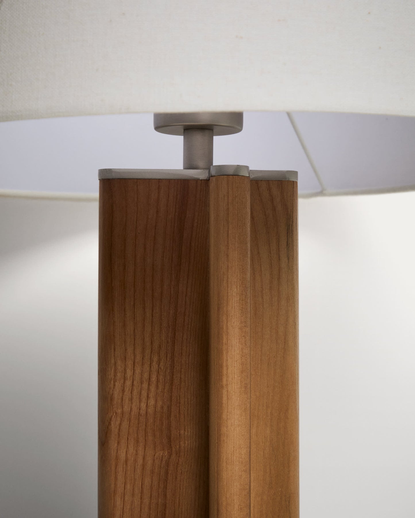 Lampada da tavolo Niani in legno di caucciù con finitura tono naturale e paralume in cotone color avorio Ø 30 cm