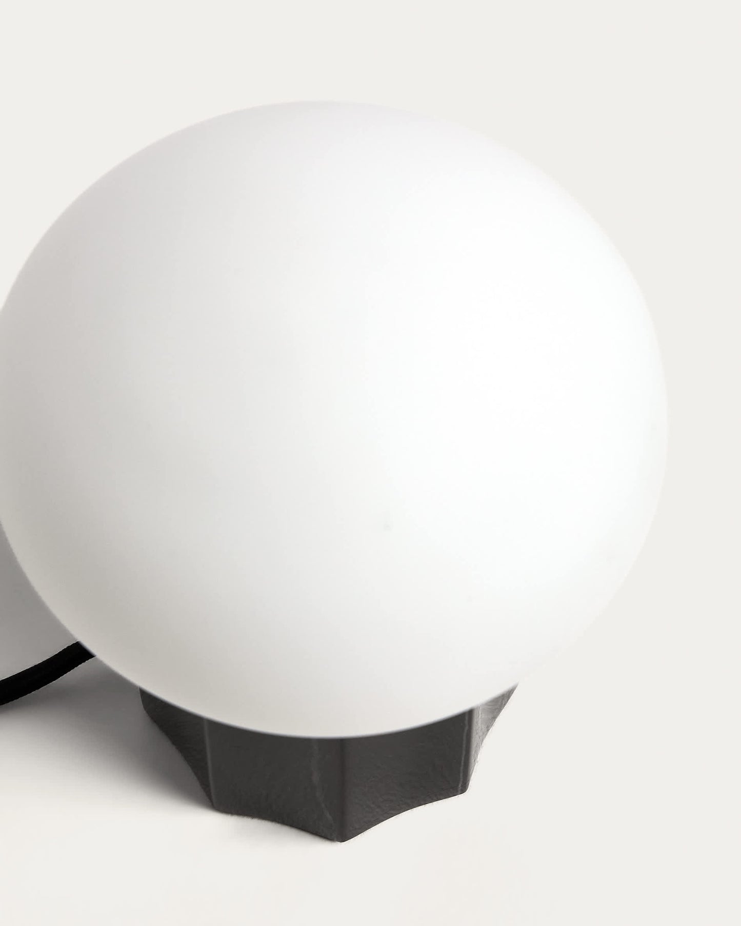 Lampada da tavolo Idela in vetro fumé e marmo nero Ø 15 cm