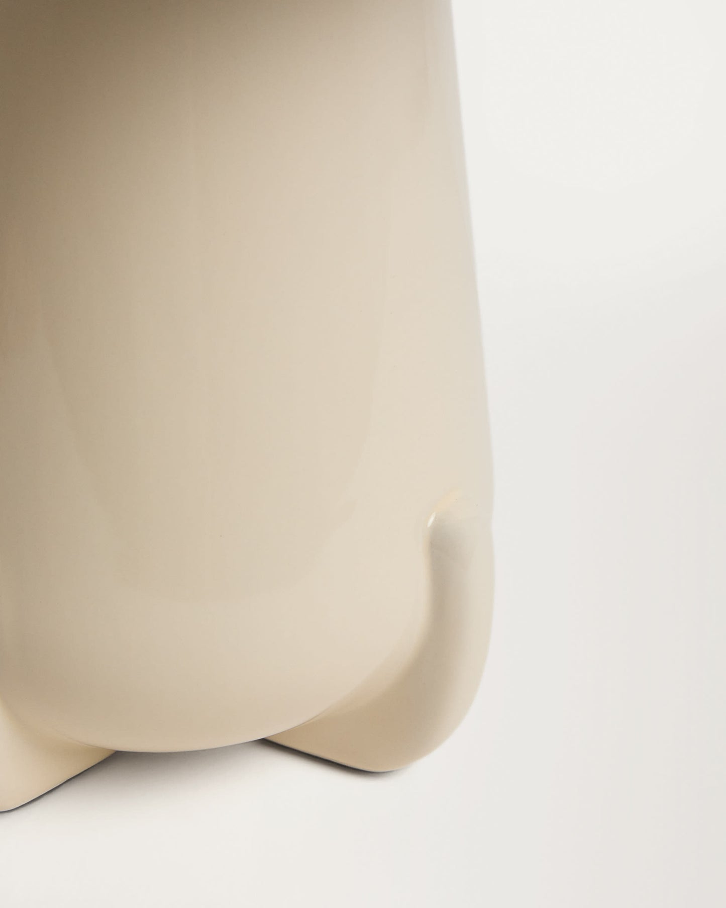Lampada da tavolo Odra in ceramica écru con finitura lucida