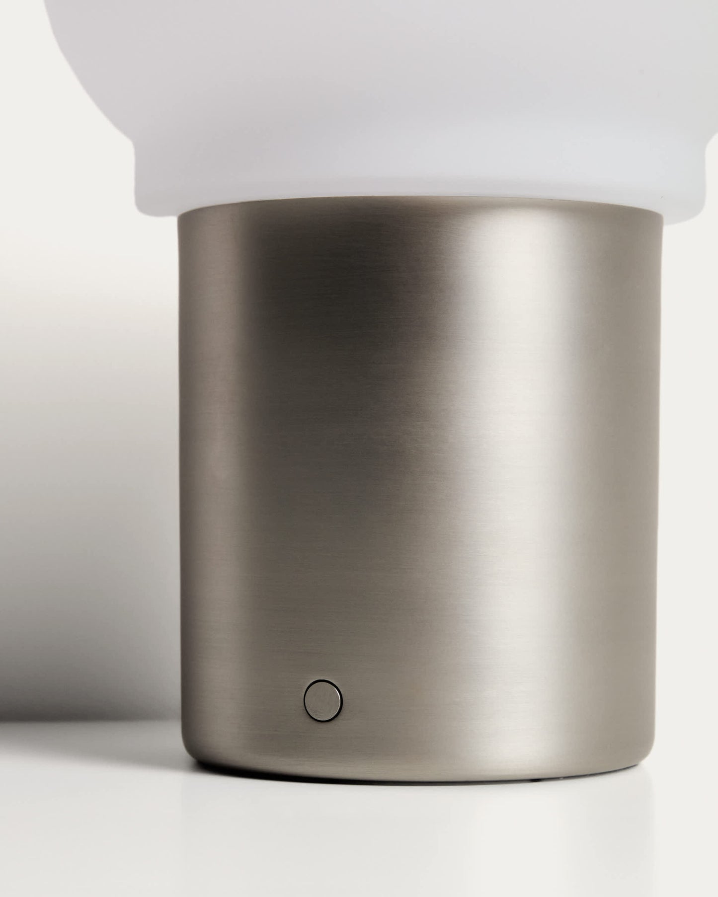 Lampada da tavolo portatile LED Leruna in vetro satinato e metallo con finitura galvanizzata Ø 20 cm