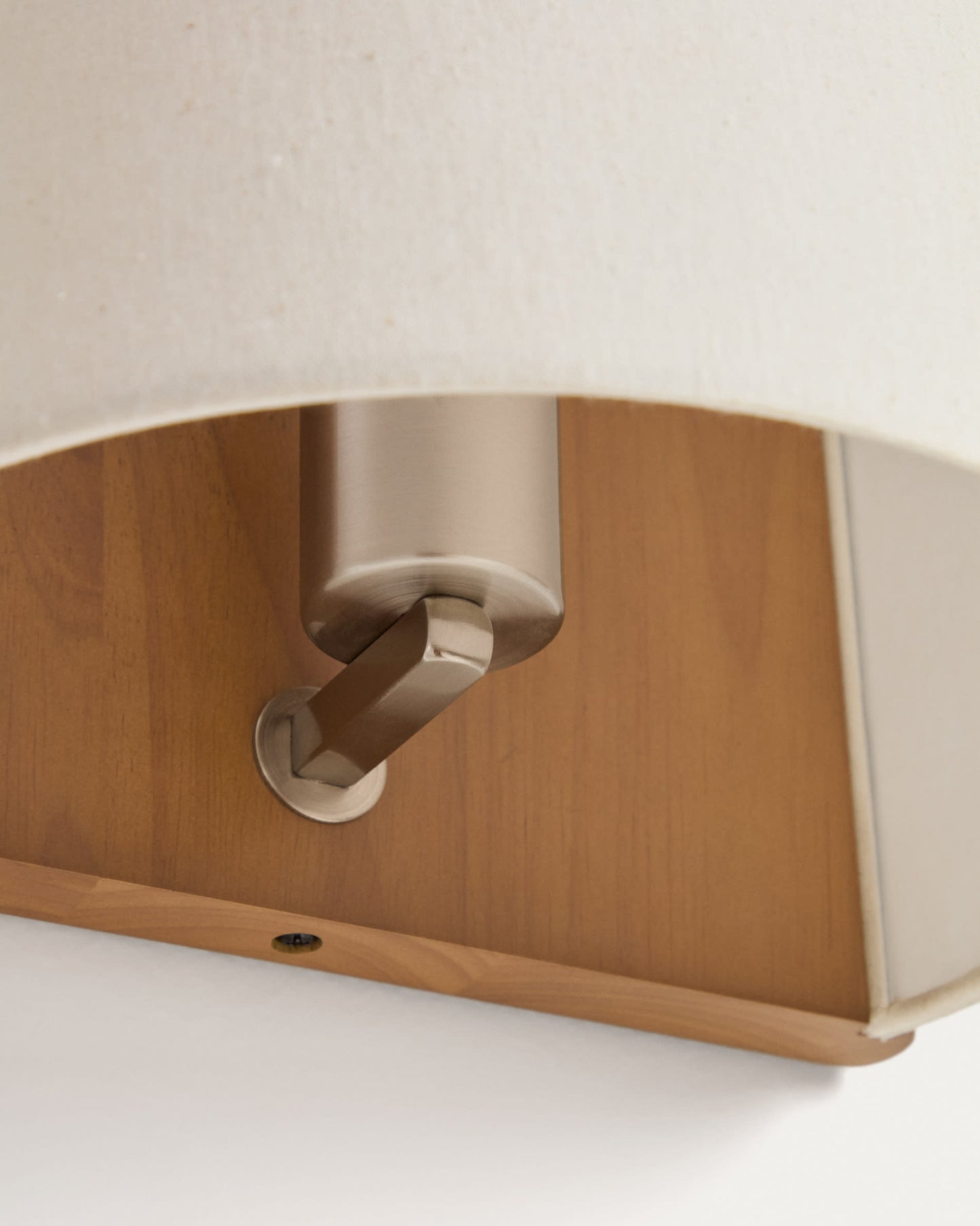 Applique da parete Umbran in legno di caucciù marrone chiaro e lino beige