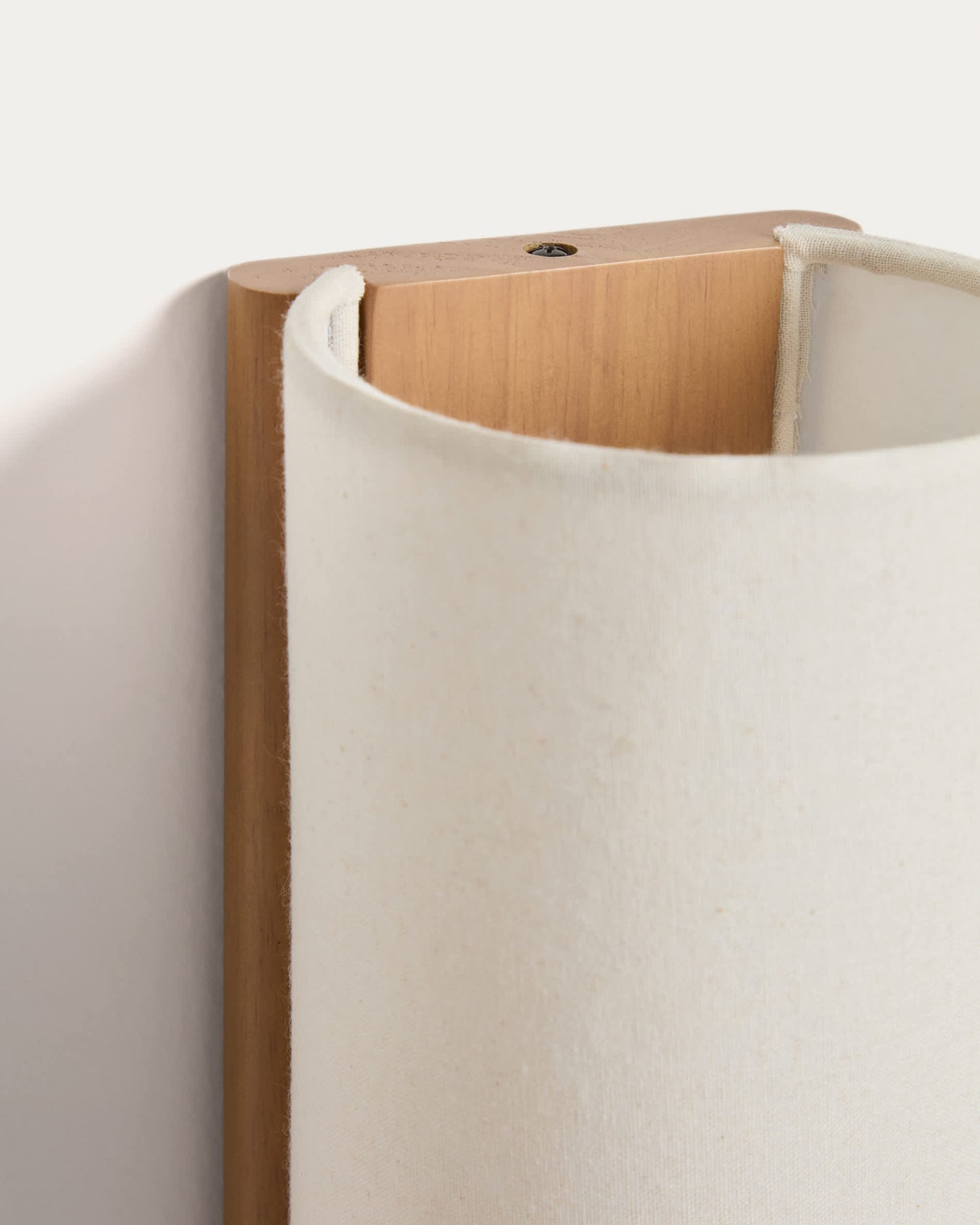 Applique da parete Umbran in legno di caucciù marrone chiaro e lino beige