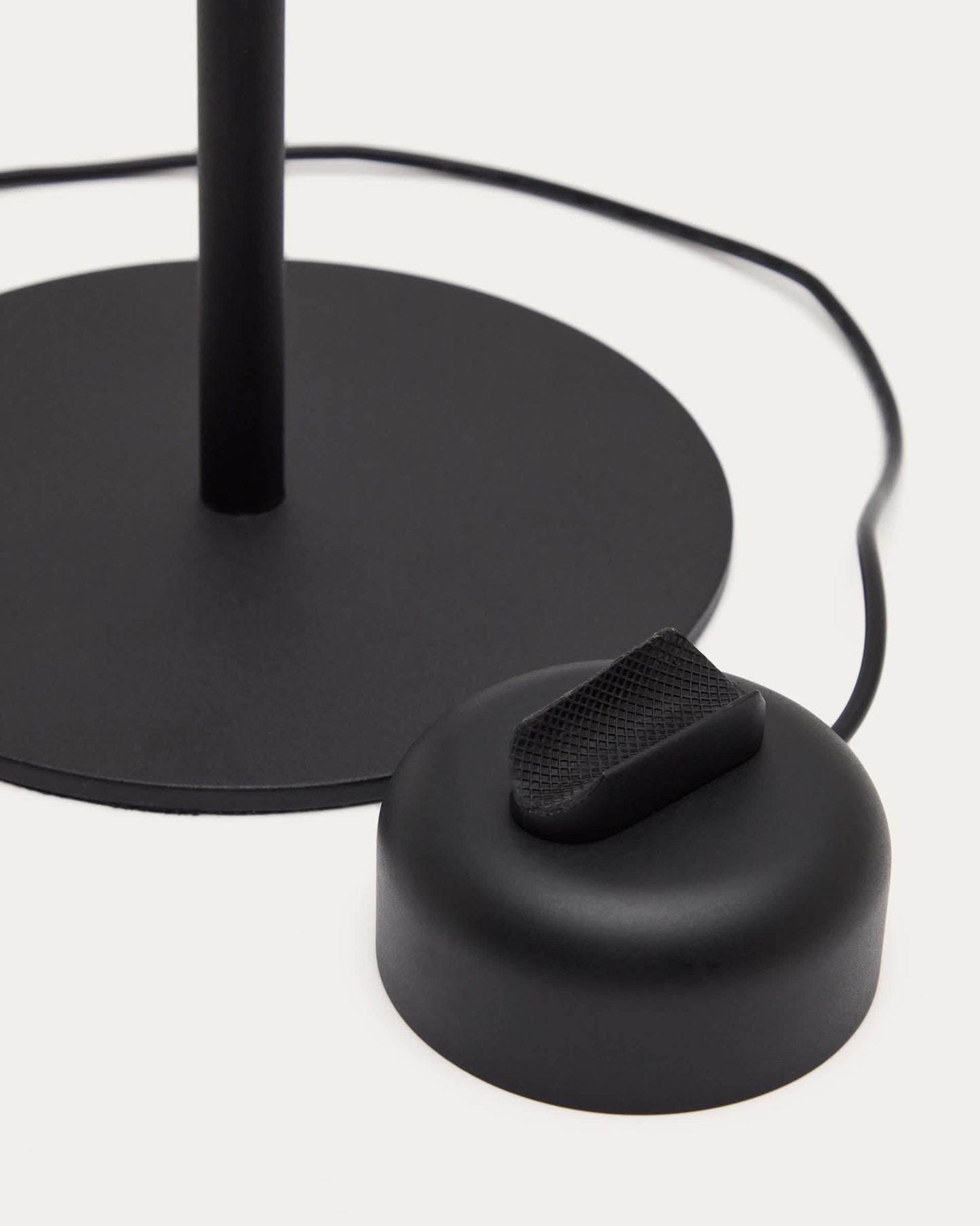 Lampada da tavolo Orey in metallo nero con faretto multiposizione