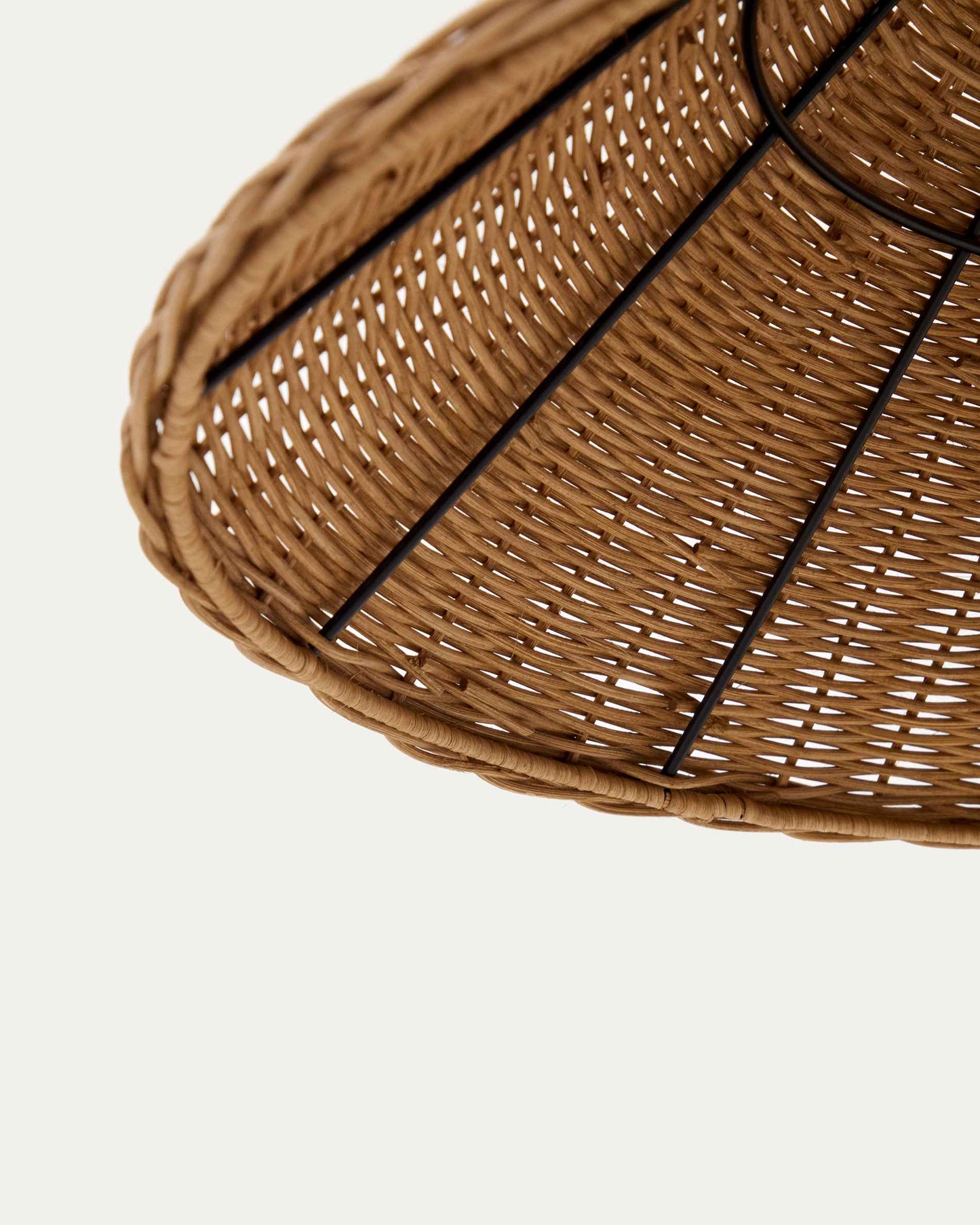 Lampada da terra Urania in rattan e metallo con finitura in nero