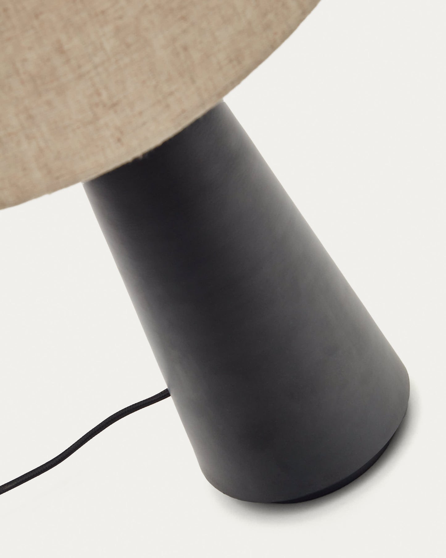 Lampada da tavolo Torrent in metallo verniciato nero con paralume in lino