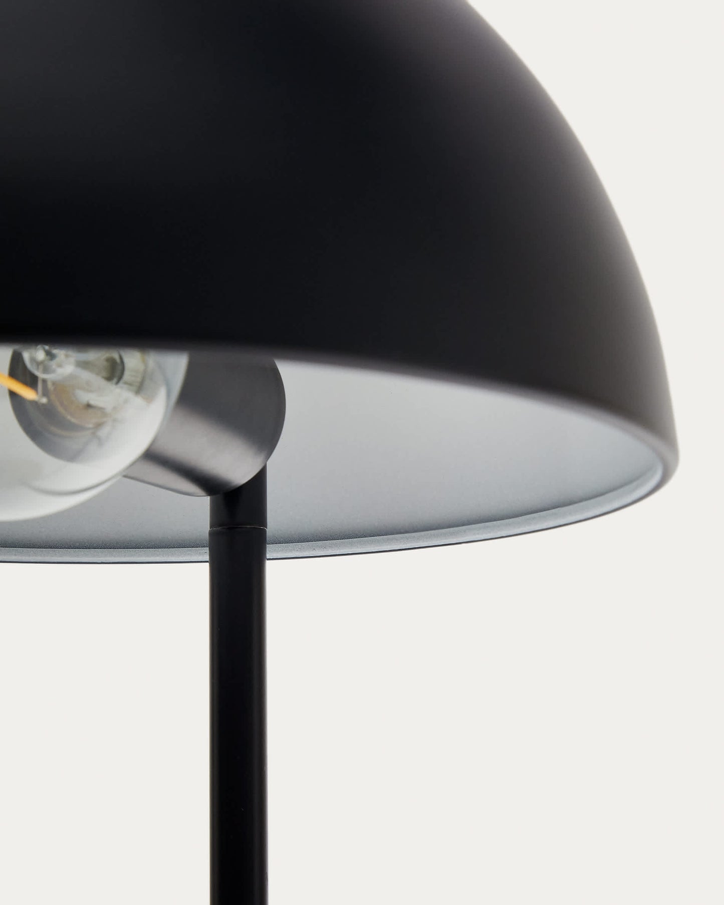 Lampada da tavolo Catlar in legno di frassino e metallo con finitura in nero
