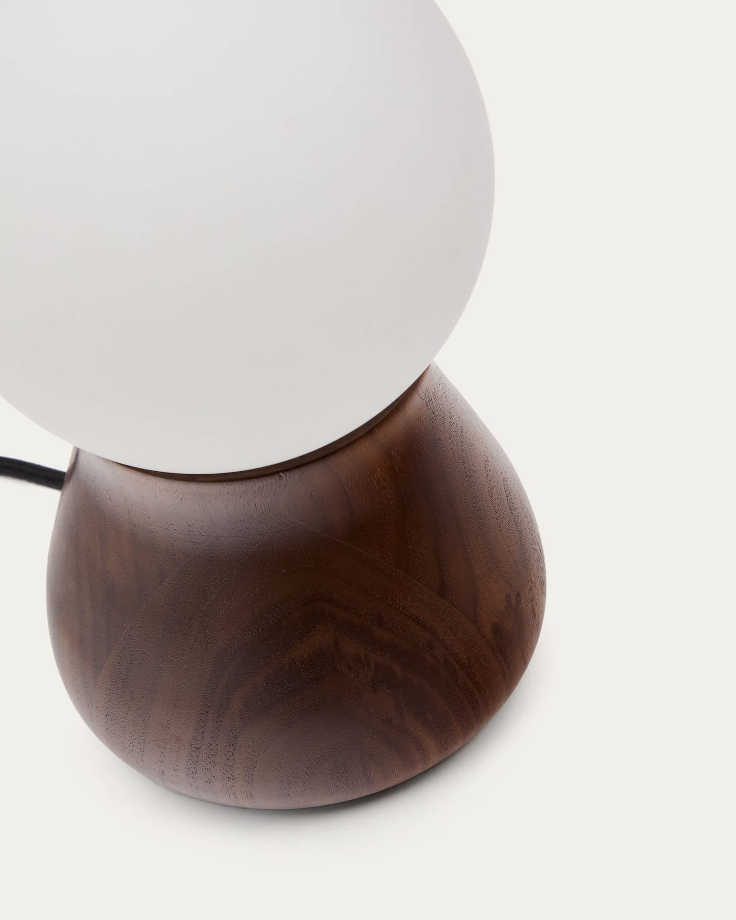 Lampada da tavolo Okeni in legno di noce e vetro