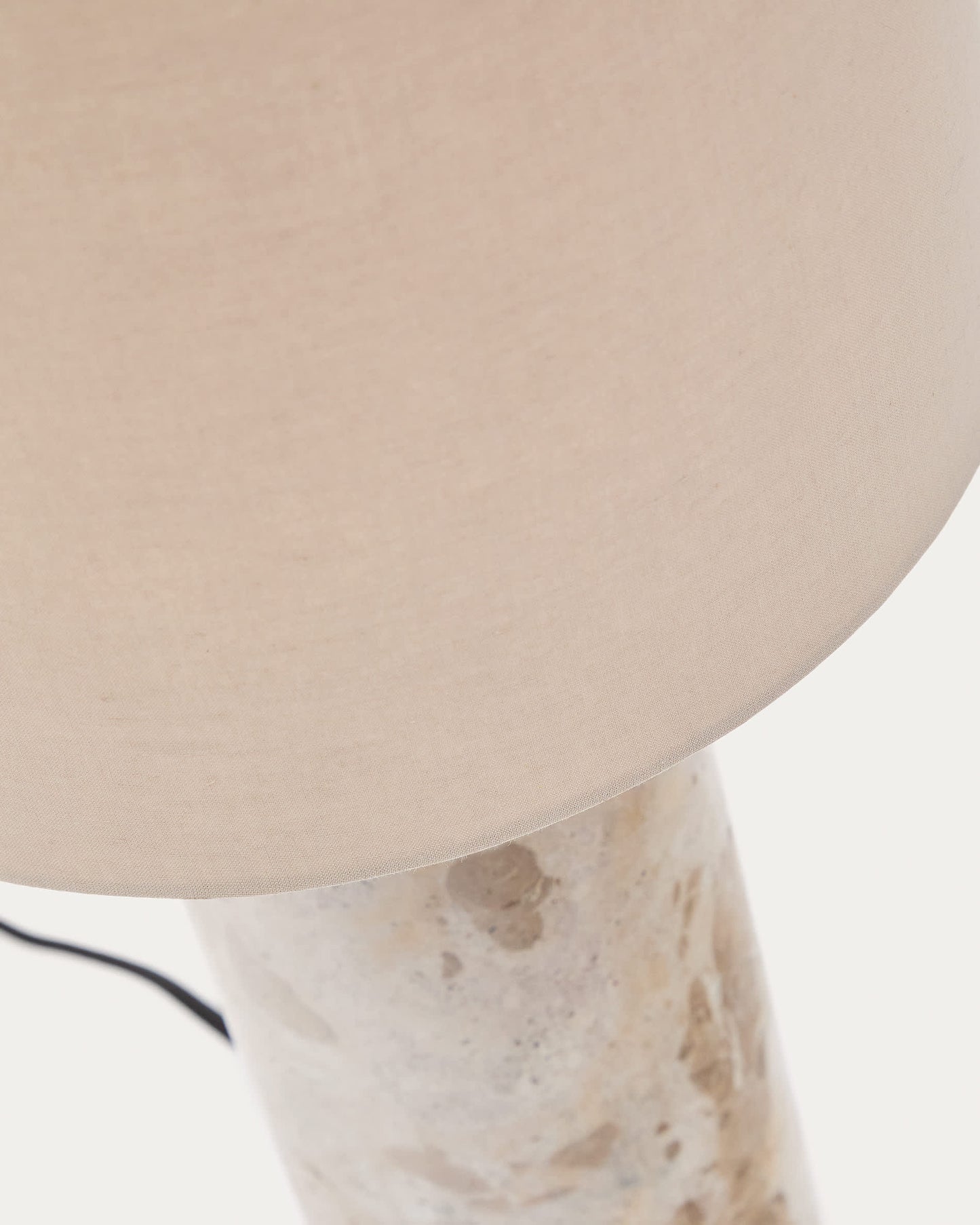 Lampada da tavolo Raze in marmo beige con paralume in lino beige