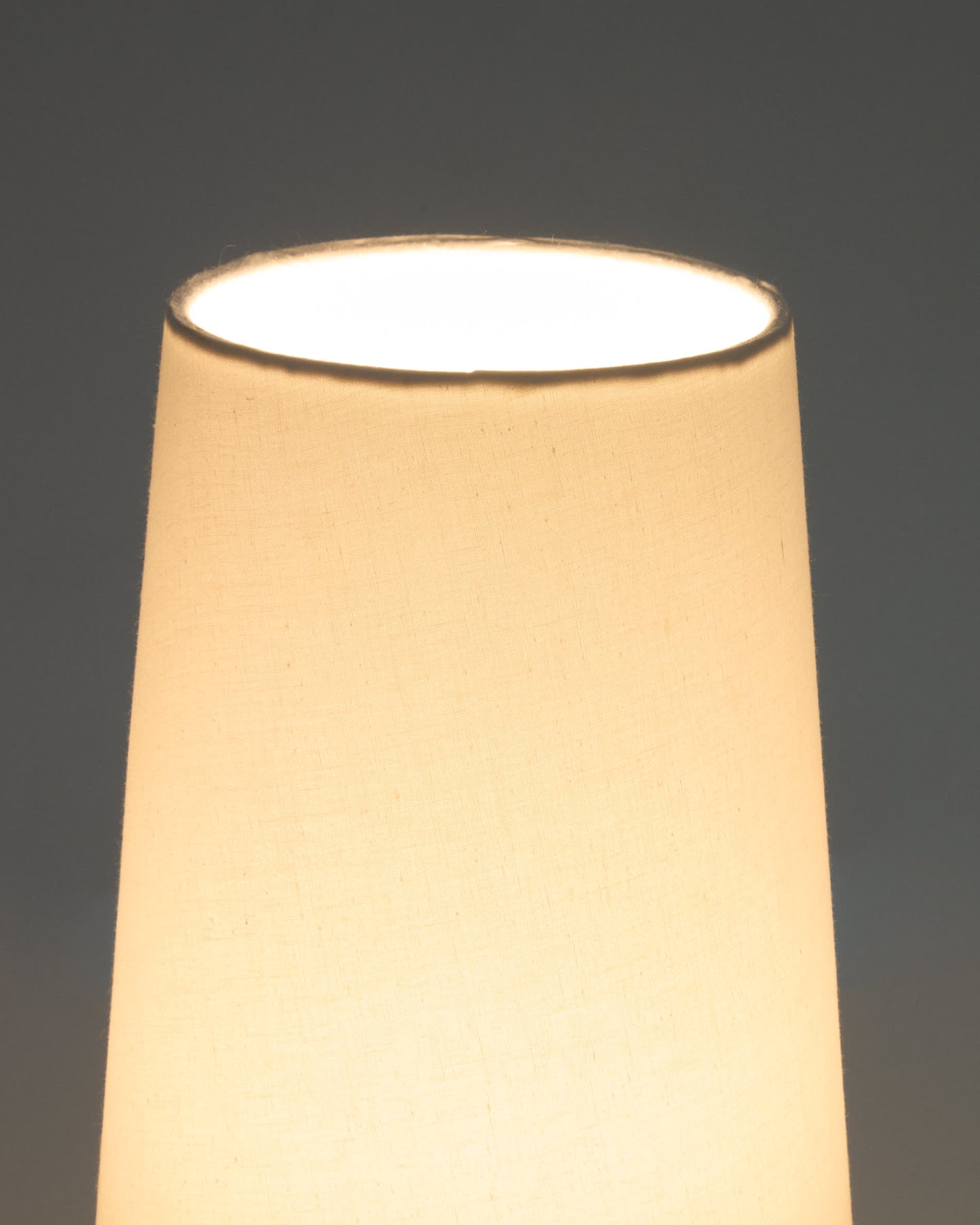 Lampada da tavolo Amire in legno con finitura scura