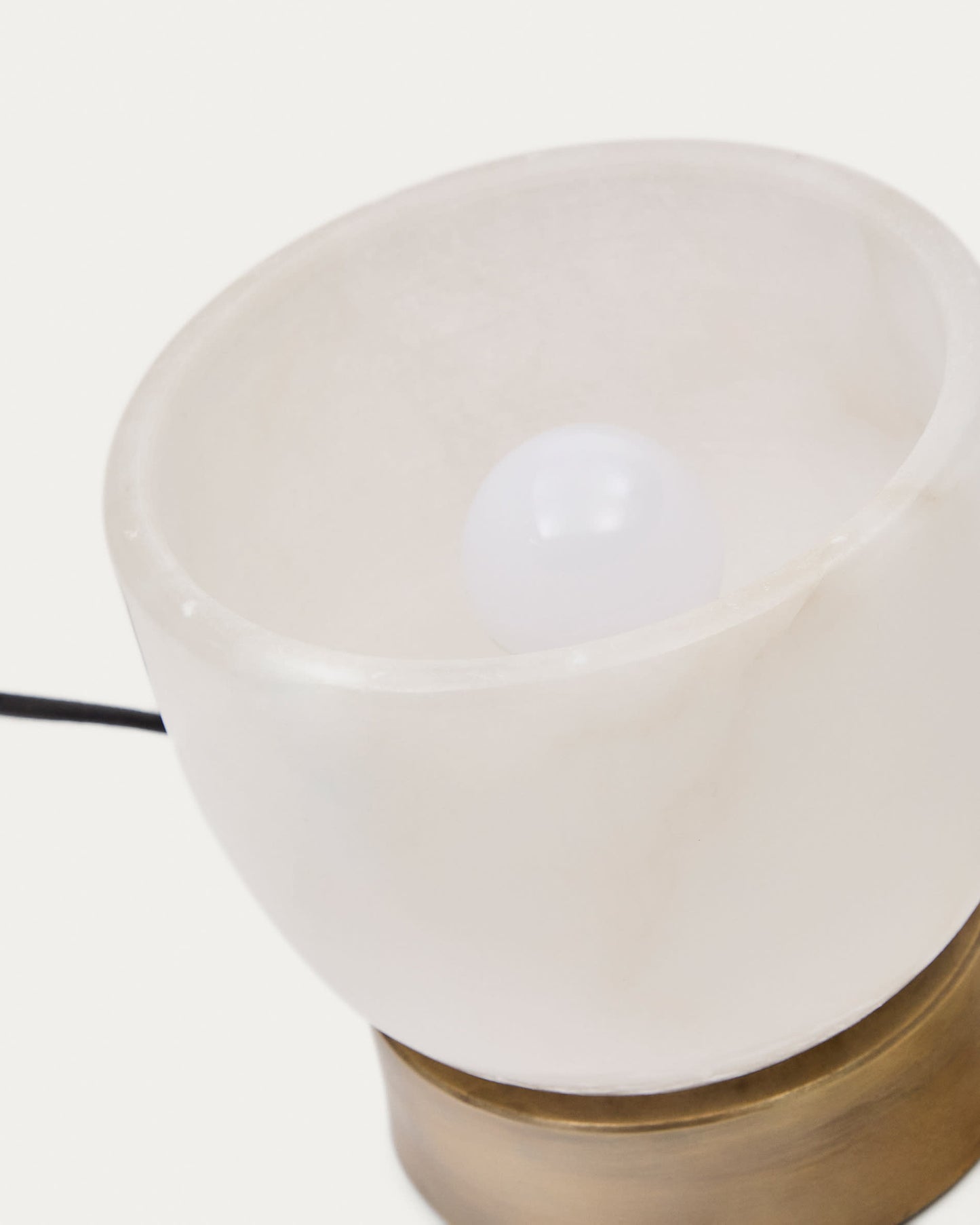 Lampada da tavolo Shenli in alabastro e metallo con finitura in ottone