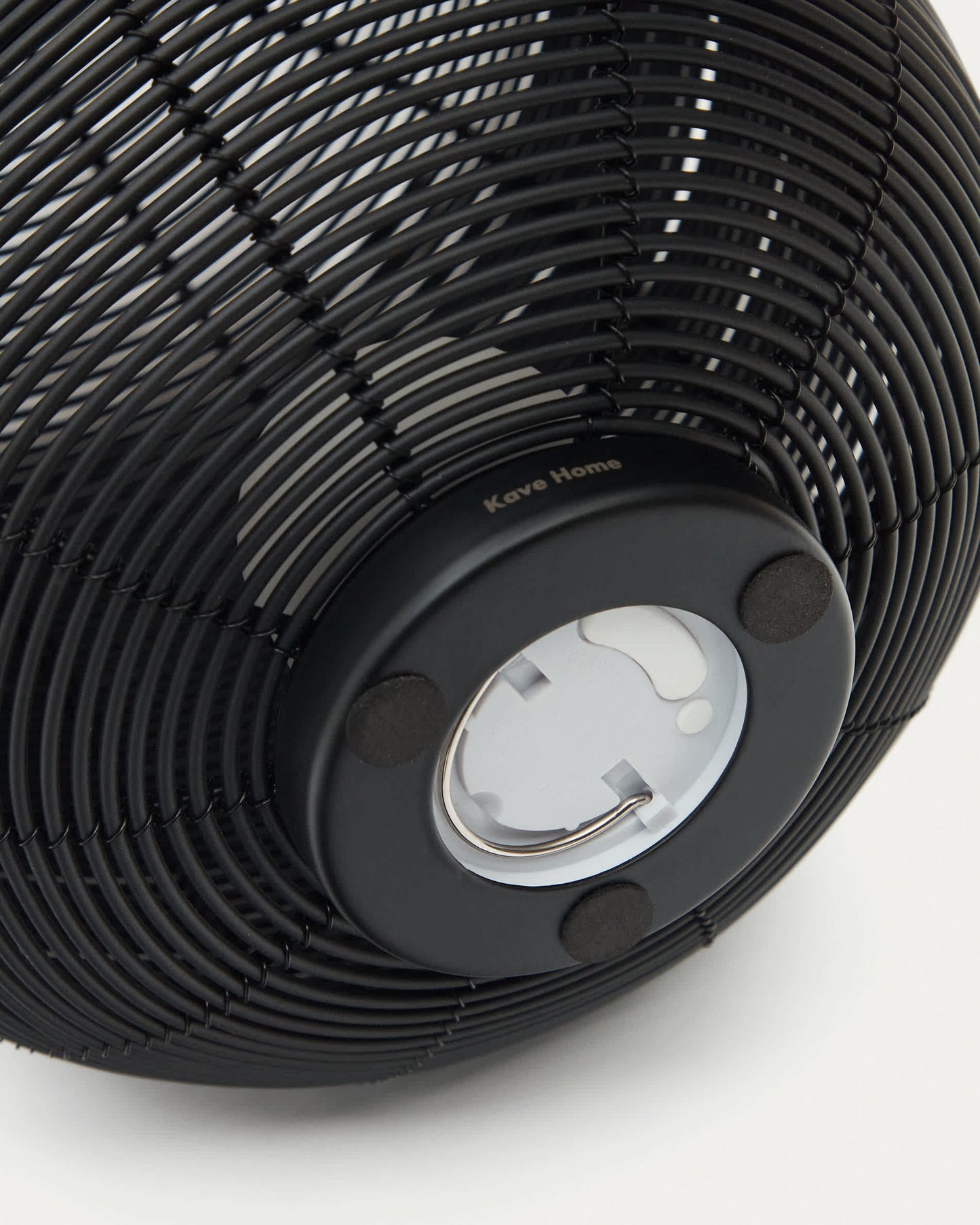 Lampada da tavolo piccola portatile Saranella in rattan sintetico nero