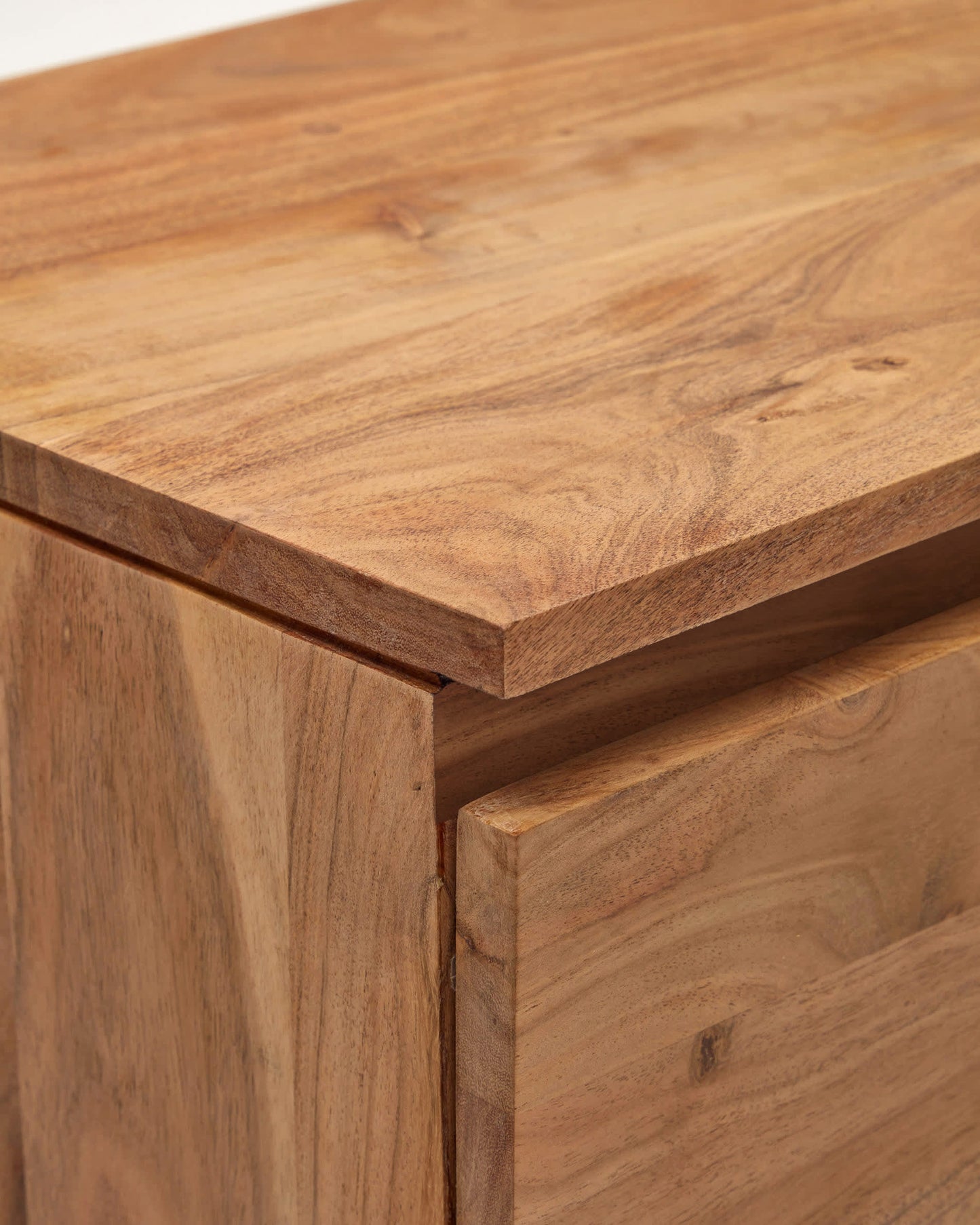 Mobile TV Uxue a 3 ante in legno massiccio di acacia con finitura sbiancata 150 x 58 cm