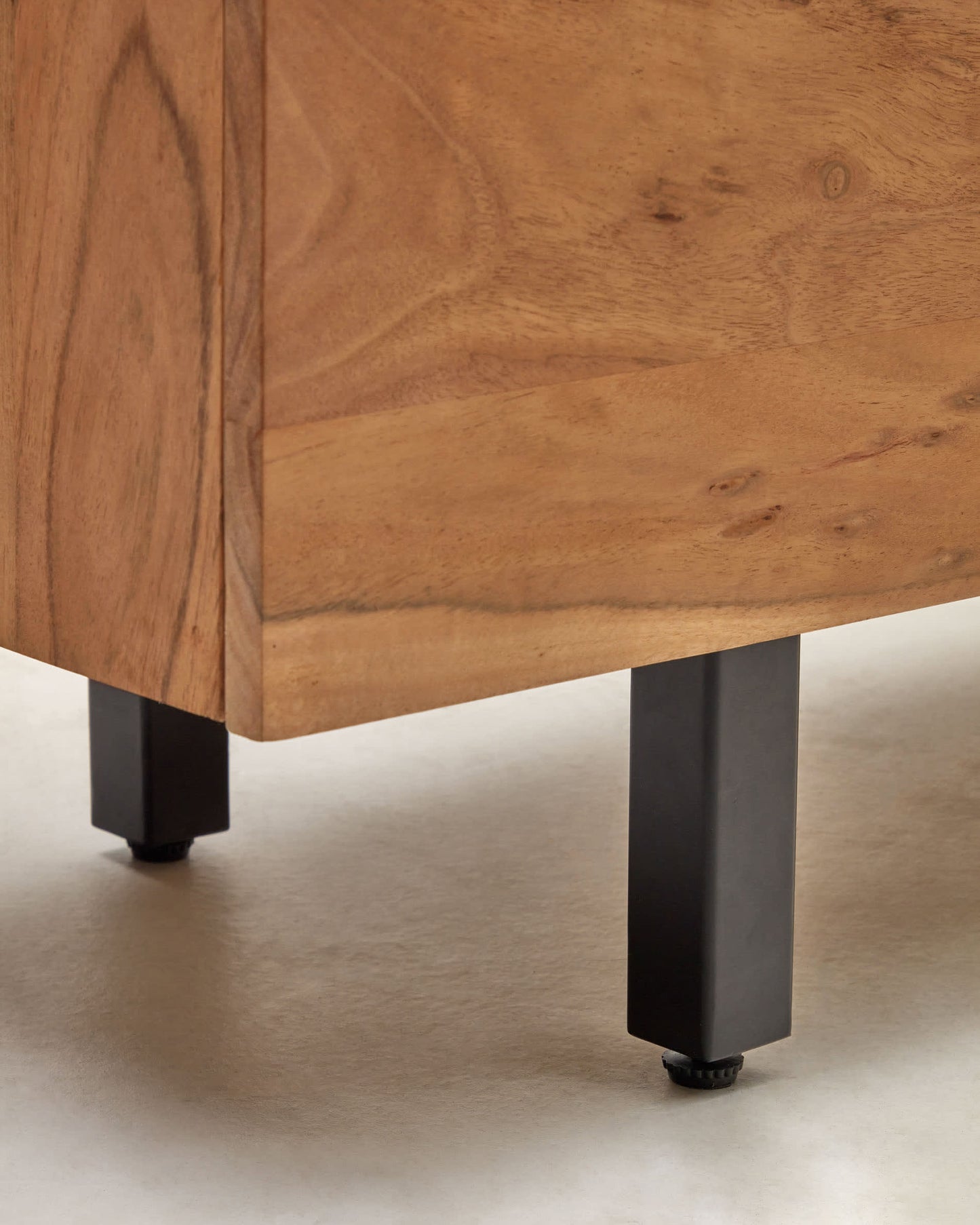 Credenza Uxue 3 ante in legno massiccio di acacia con finitura sbiancata 150 x 88 cm