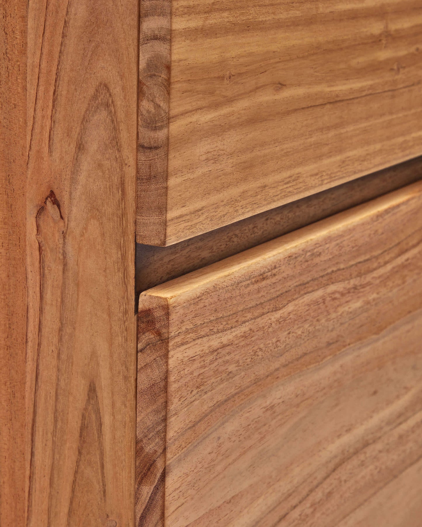 Credenza alta Uxue a 4 ante in legno massiccio di acacia con finitura sbiancata e acciaio nero 100 x 155 cm