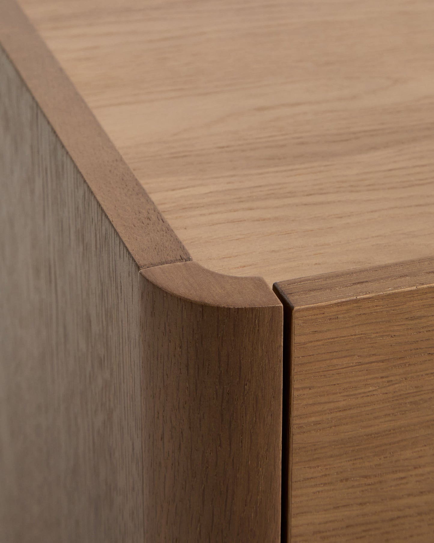 Mobile TV Arelida in impiallacciato e legno massiccio di rovere con finitura marrone chiaro 200 x 44 cm FSC Mix Credit