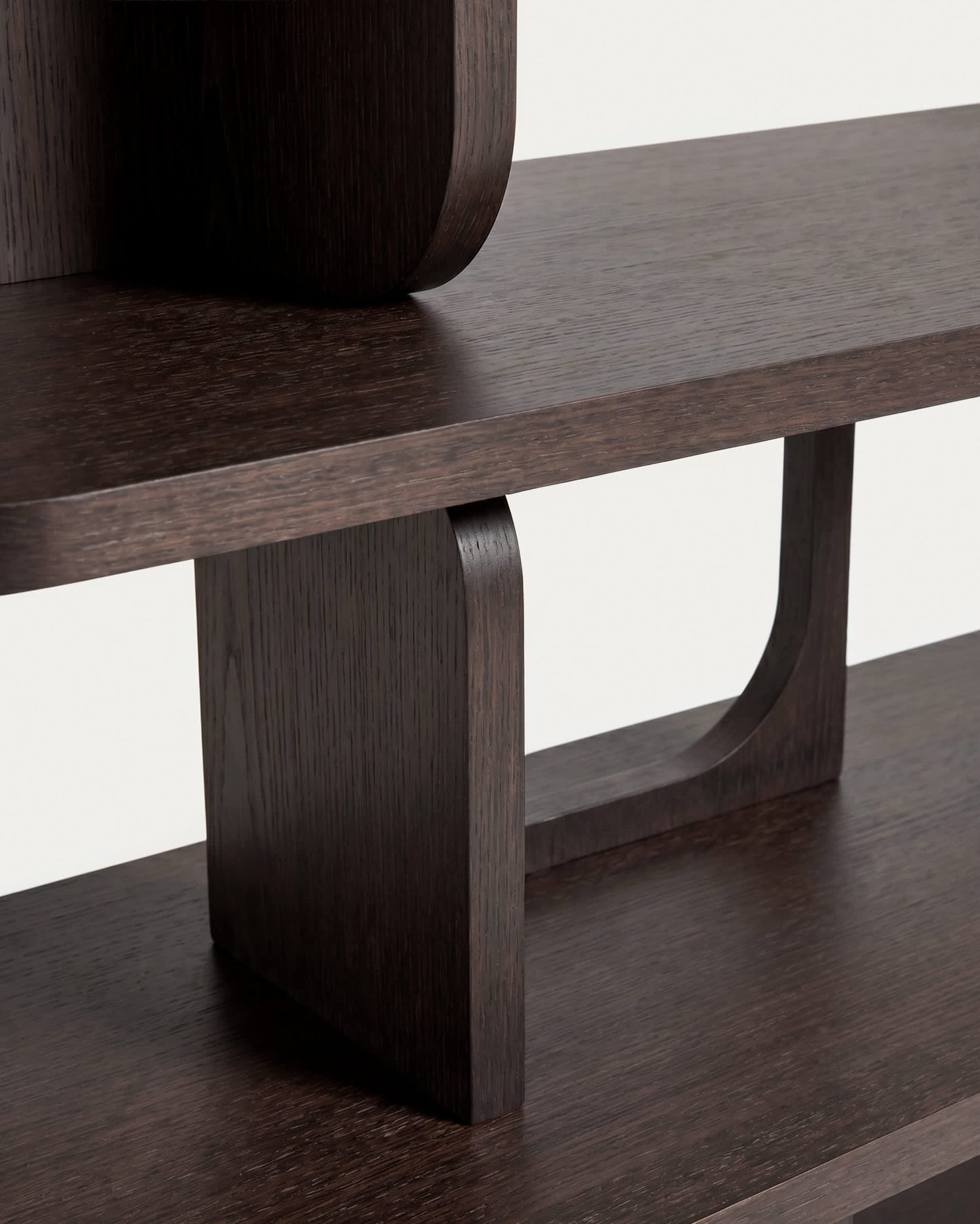 Scaffalatura Aduma in impiallacciatura in rovere con finitura ebanizzata FSC 100% 160 x 187 cm