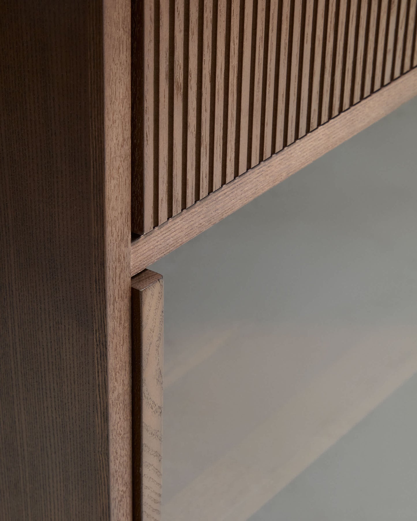 Credenza Helvine 4 ante e 4 cassetti in impiallacciato di frassino con finitura noce e vetro temperato 200 x 80 cm FSC 100%