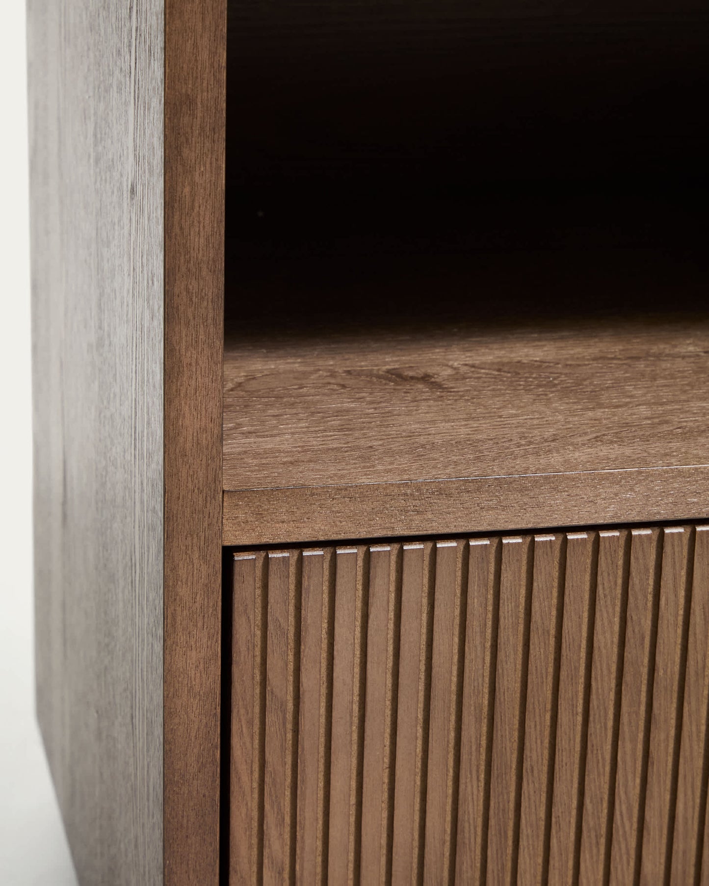 Comodino Helvine in impiallacciato di frassino con finitura noce 60 x 52 cm FSC 100%