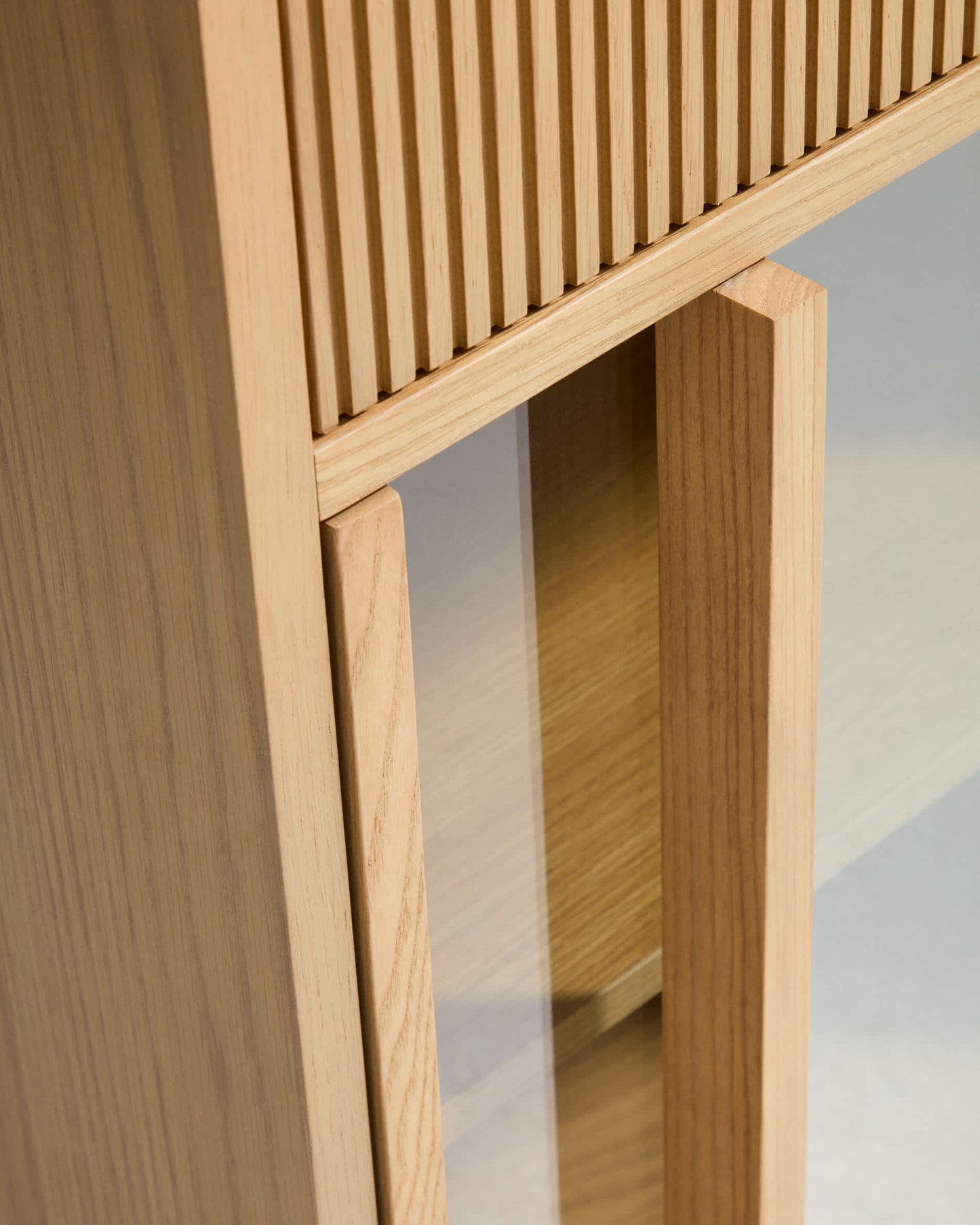 Credenza Helvine 5 ante e 5 cassetti in impiallacciato di rovere e vetro temperato 242 x 80 cm FSC 100%
