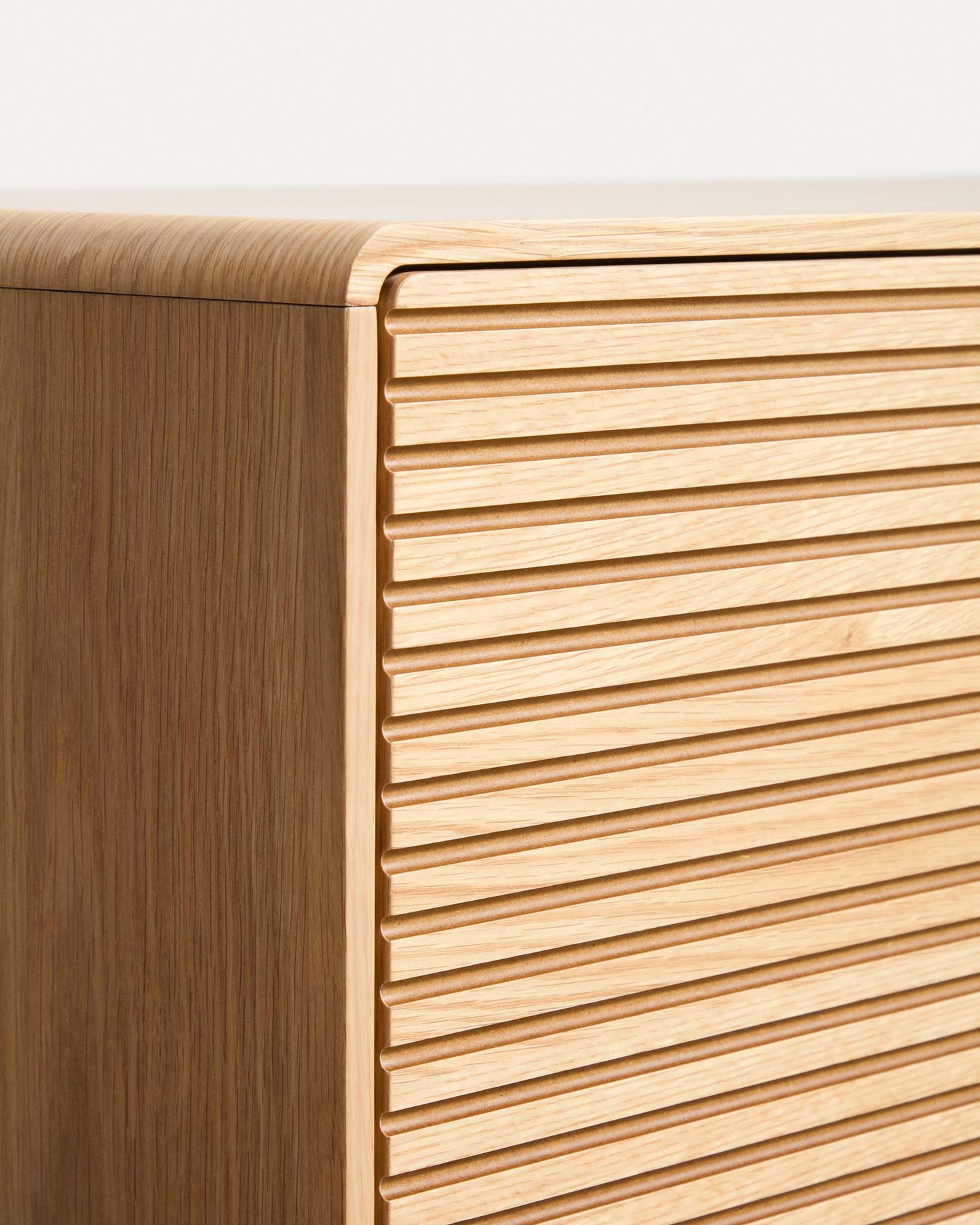 Credenza alta Norlen 4 ante in impiallacciato di rovere con finitura naturale FSC Mix Credit 100 x 163 cm
