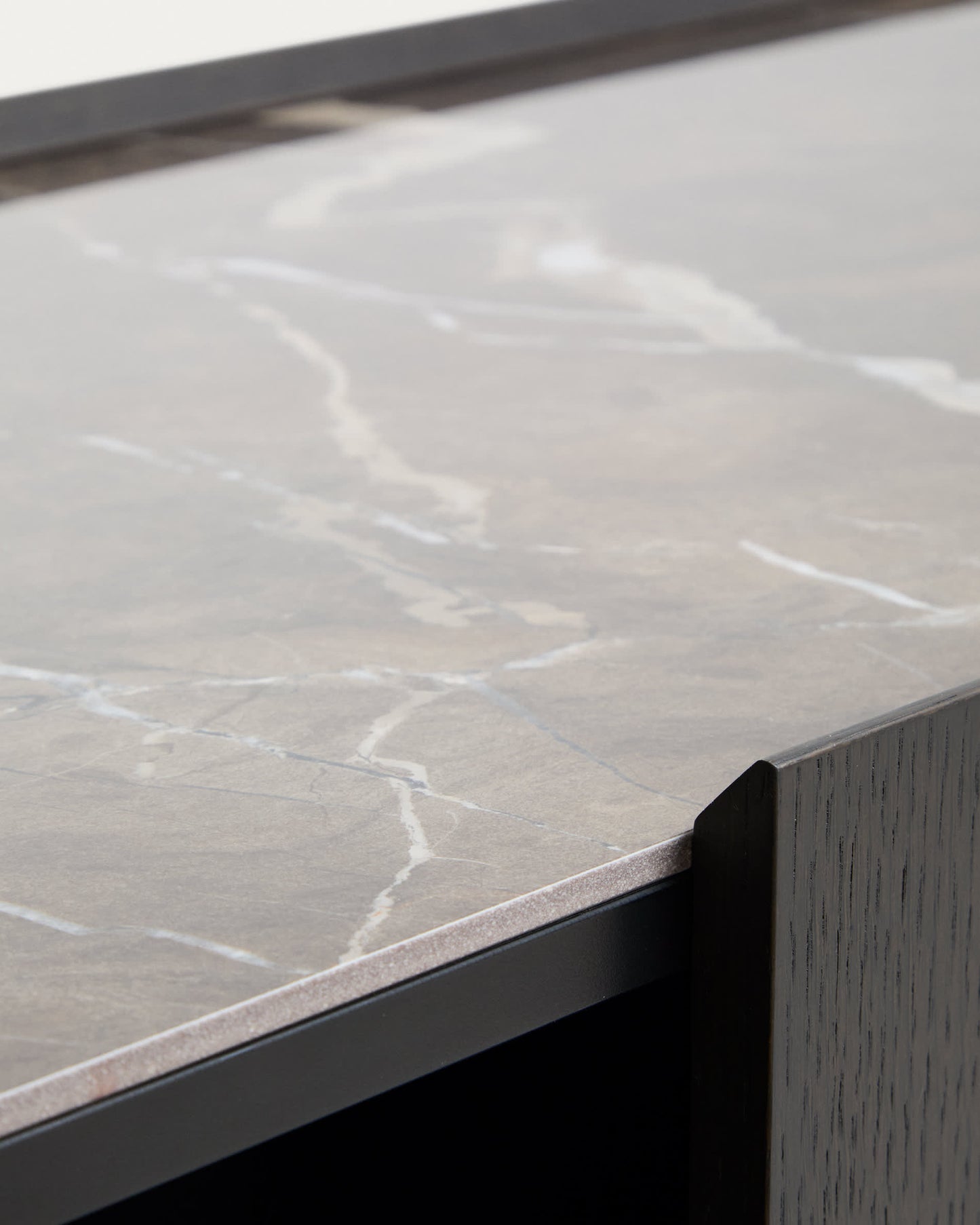 Credenza Nemore a 4 ante in impiallacciatura di rovere e piano in ceramica effetto marmo Emperador FSC Mix Credit 200 X 45 cm