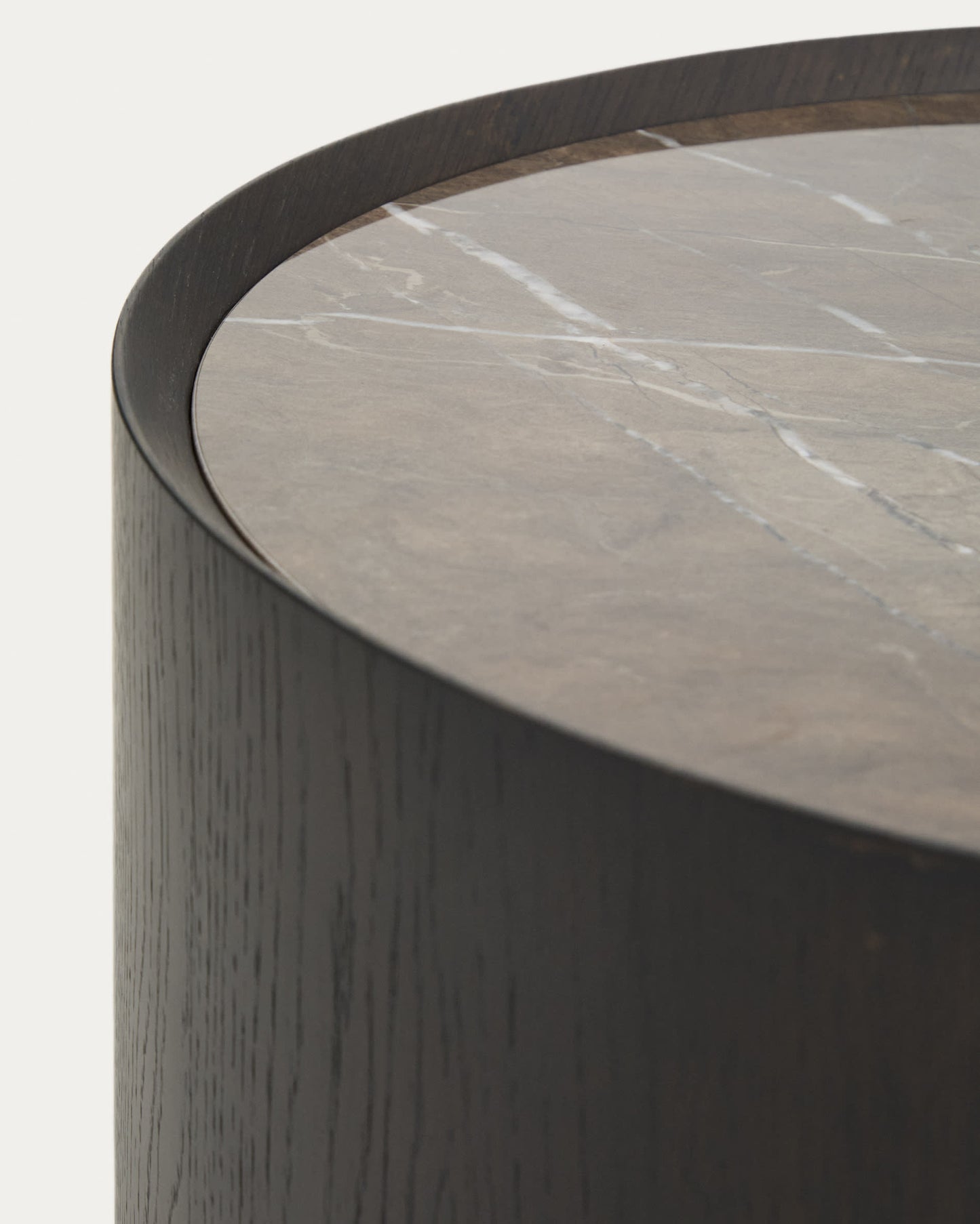 Tavolino da salotto Nemore a 1 cassetto in impiallacciatura di rovere e piano in ceramica effetto marmo Emperador FSC Mix Credit 140 x 60 cm