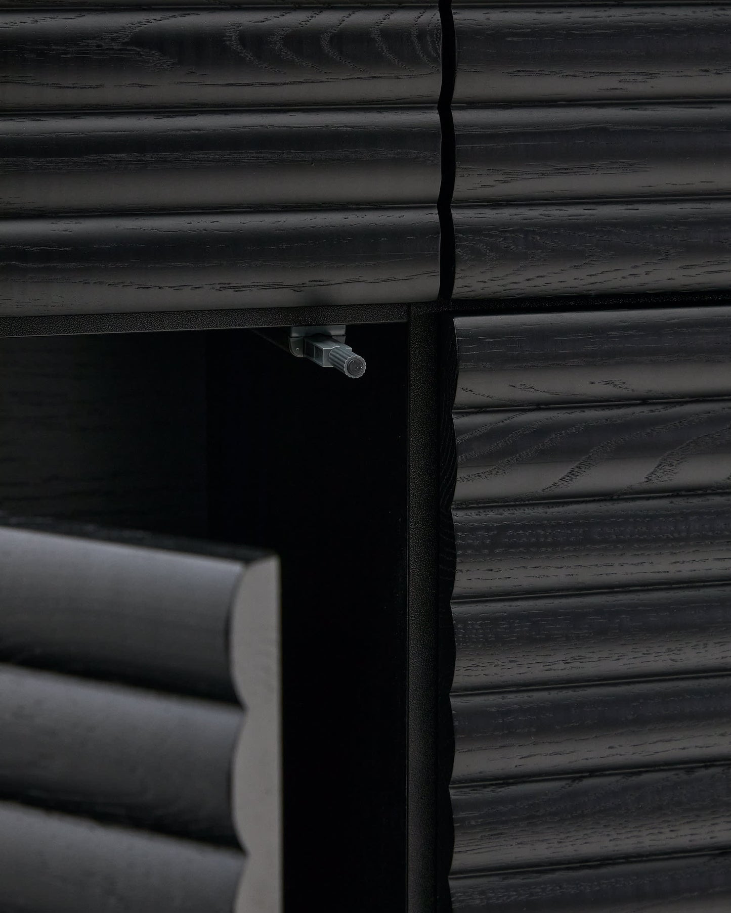 Credenza alta Lenon 4 ante legno massello e impiallacciatura di rovere nero 105x144 cm