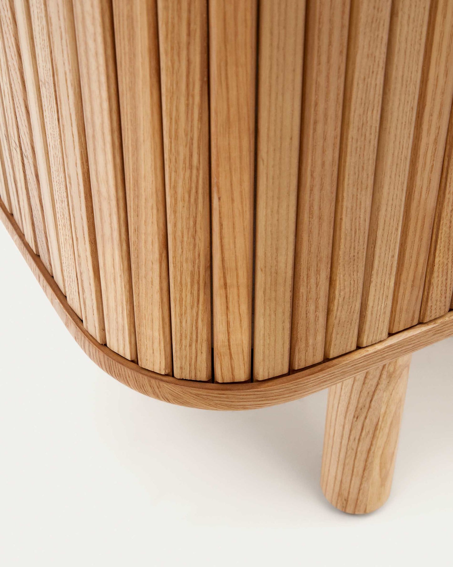 Credenza alta Mailen 2 porte in impiallacciatura di frassino con finitura naturale 110 x 160 cm