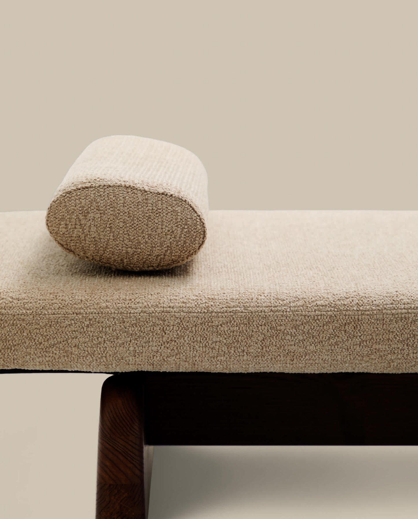 Chaise-longue Topaz in ciniglia beige e legno massello di frassino finitura noce 200 cm FSC 100%