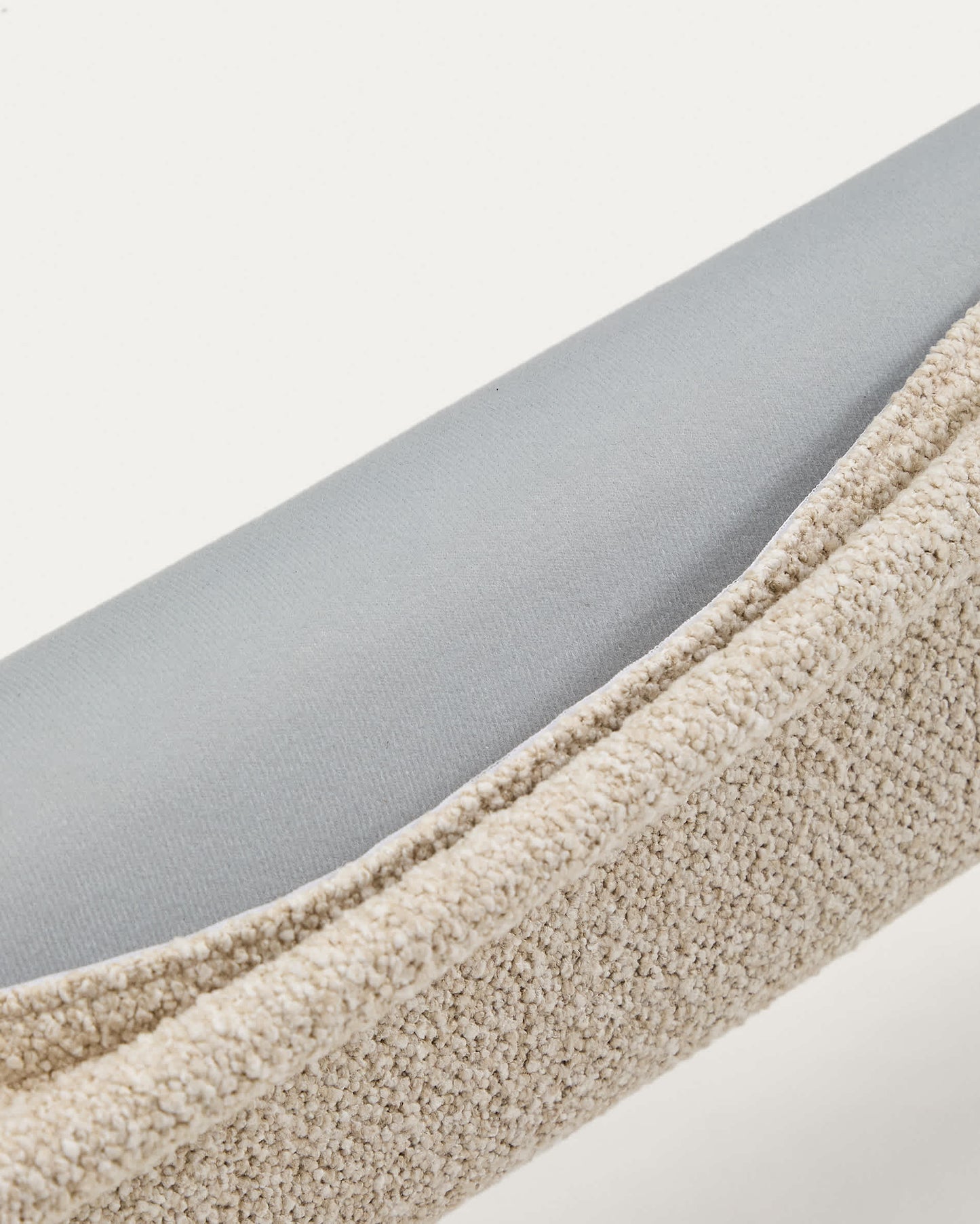 Letto sfoderabile Odina bouclé écru con gambe in frassino massiccio con finitura in tonalità naturale per materasso da 180 x 200 cm
