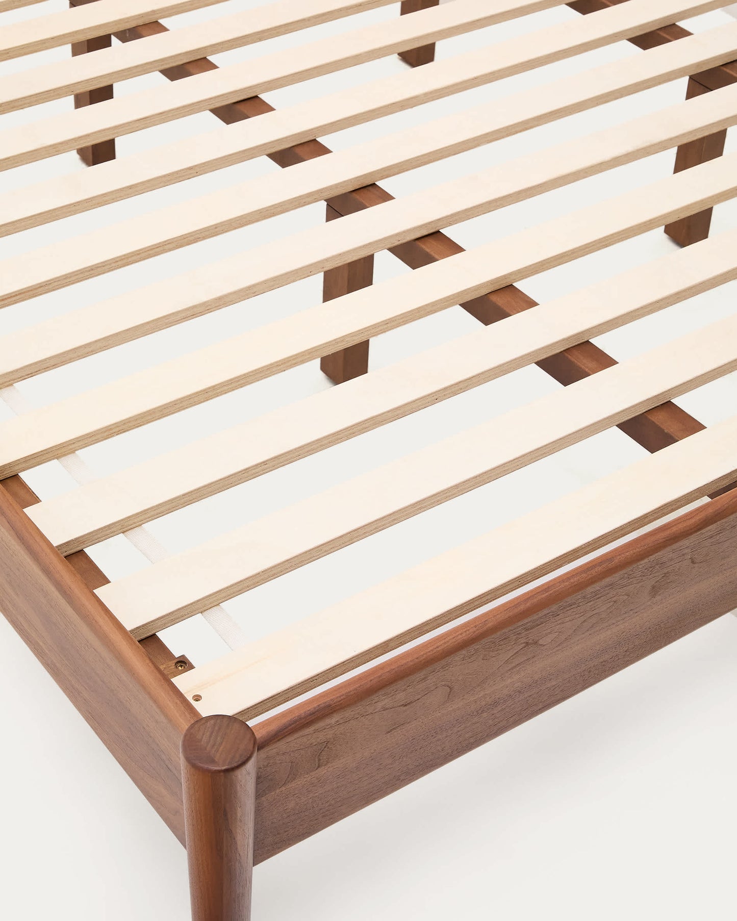 Letto Elan impiallacciatura e legno massiccio di noce corda materasso 180x200cm FSC Mix Credit