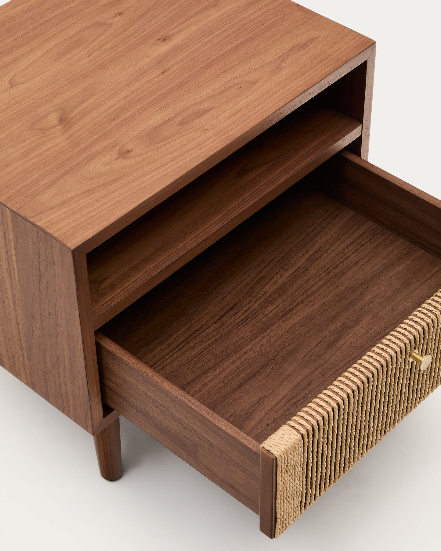 Comodino Elan in impiallacciatura e legno massello in noce corda 51x45cm