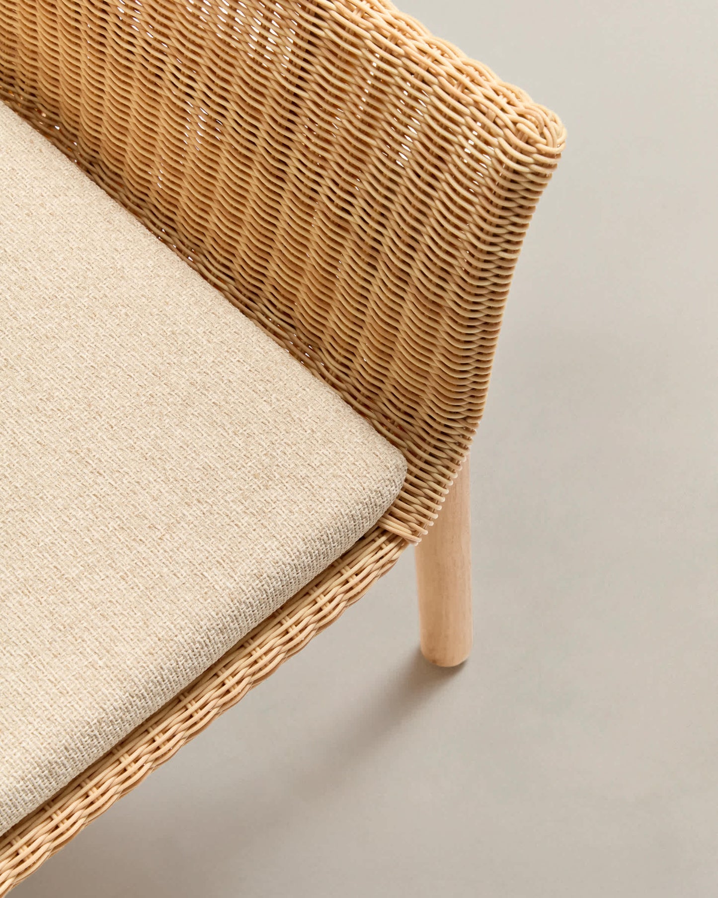 Sedia Galea in legno massello di teak e rattan sintetico FSC 100%