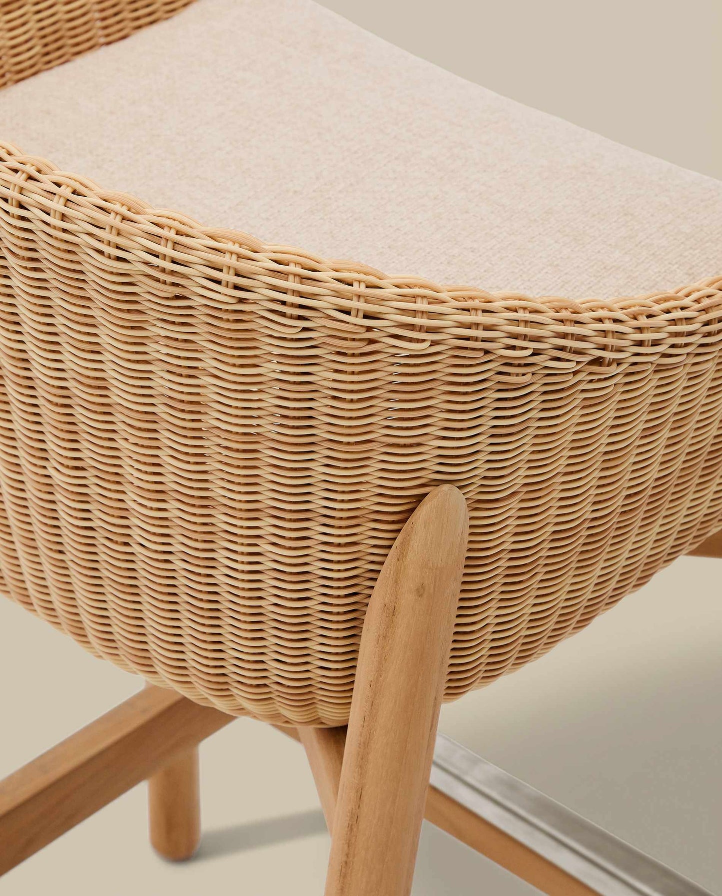 Sgabello Galea in legno massello di teak e rattan sintetico 65 cm FSC 100%