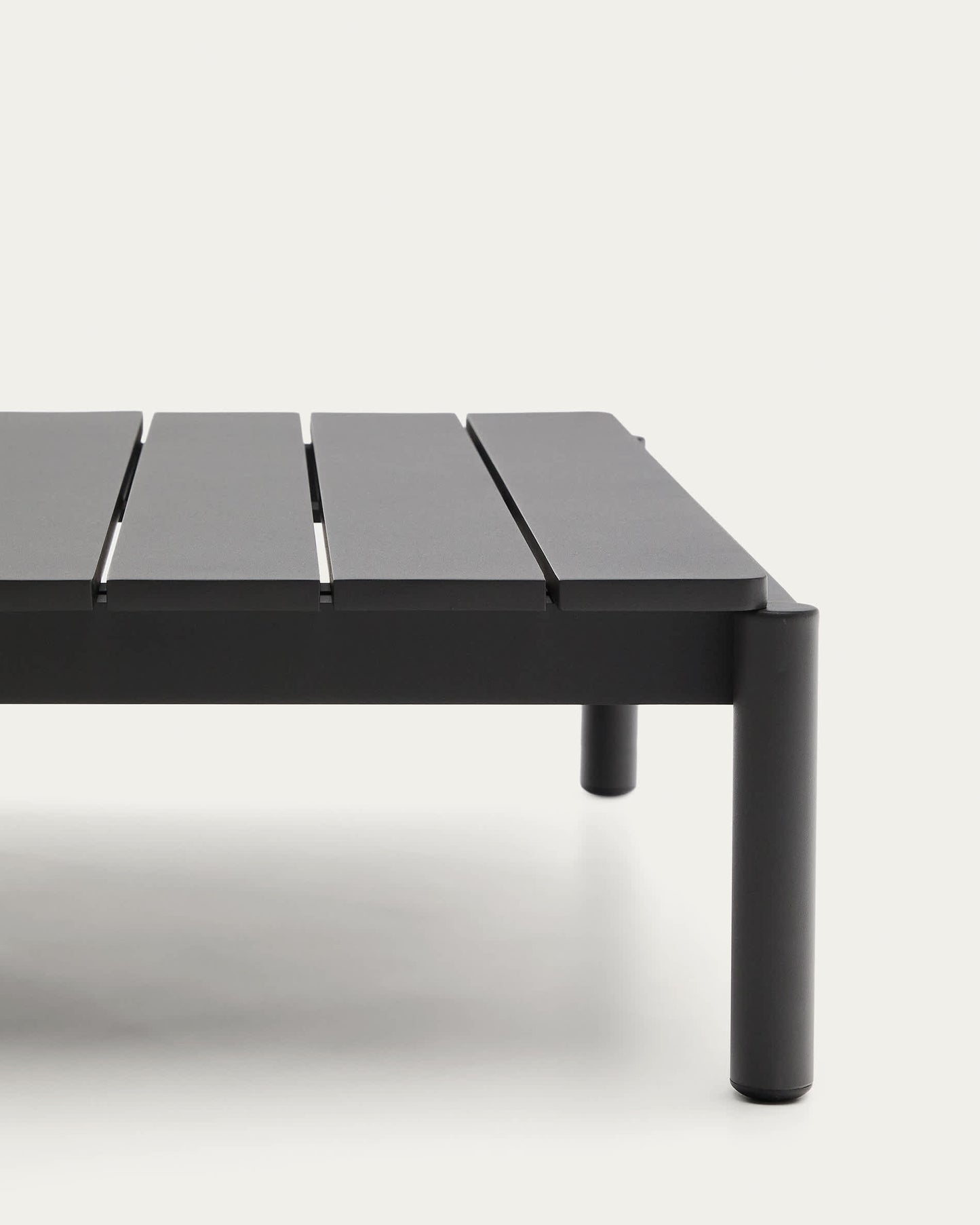 Tavolino da centro Sorells in alluminio grigio 89 x 91 cm