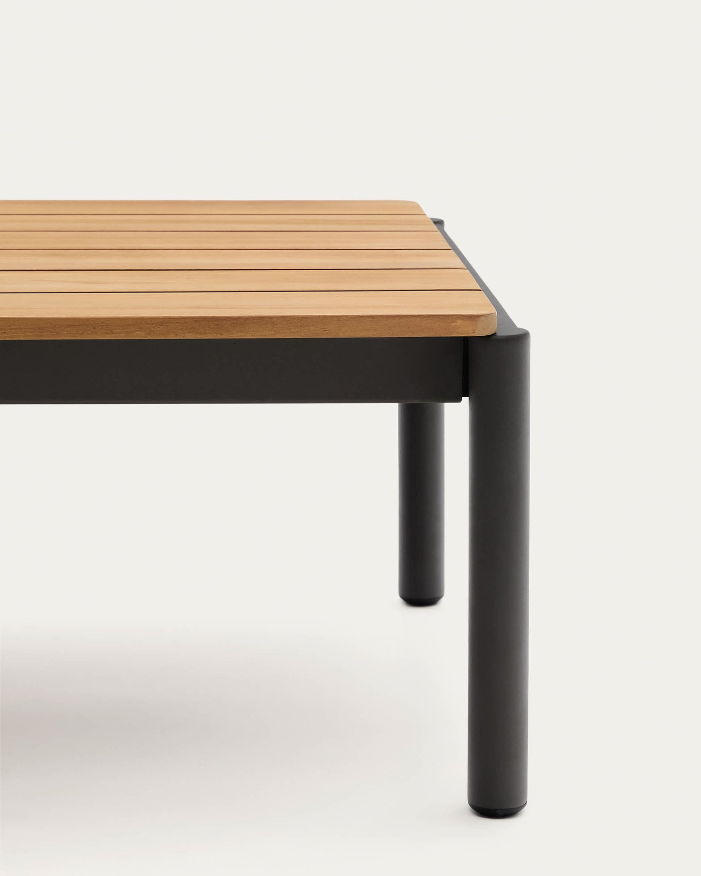 Tavolino da centro Sorells in alluminio grigio e legno di teak 63 x 144,6 cm FSC 100%