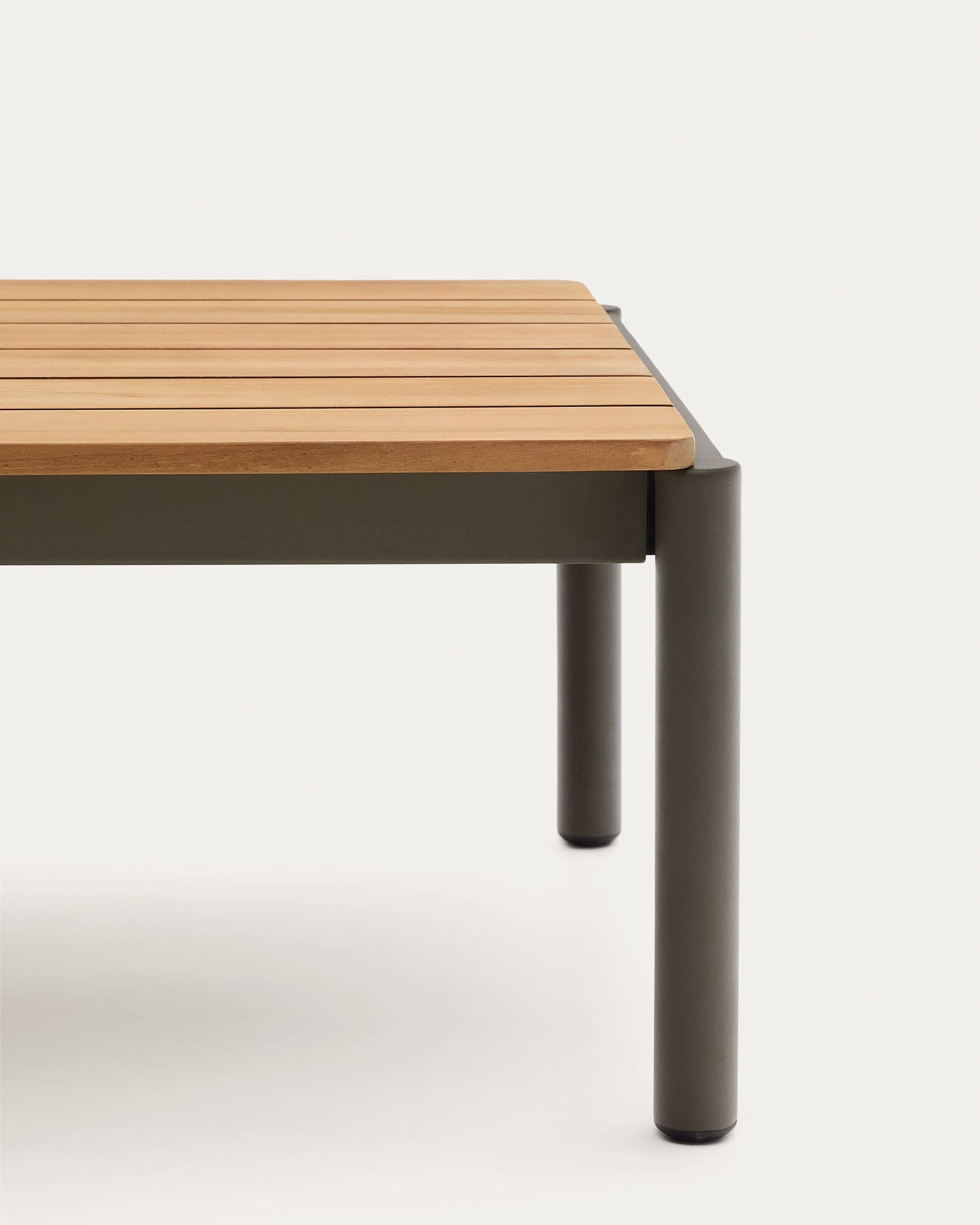 Tavolino da centro Sorells in alluminio verde e legno di teak 63 x 144,6 cm FSC 100%