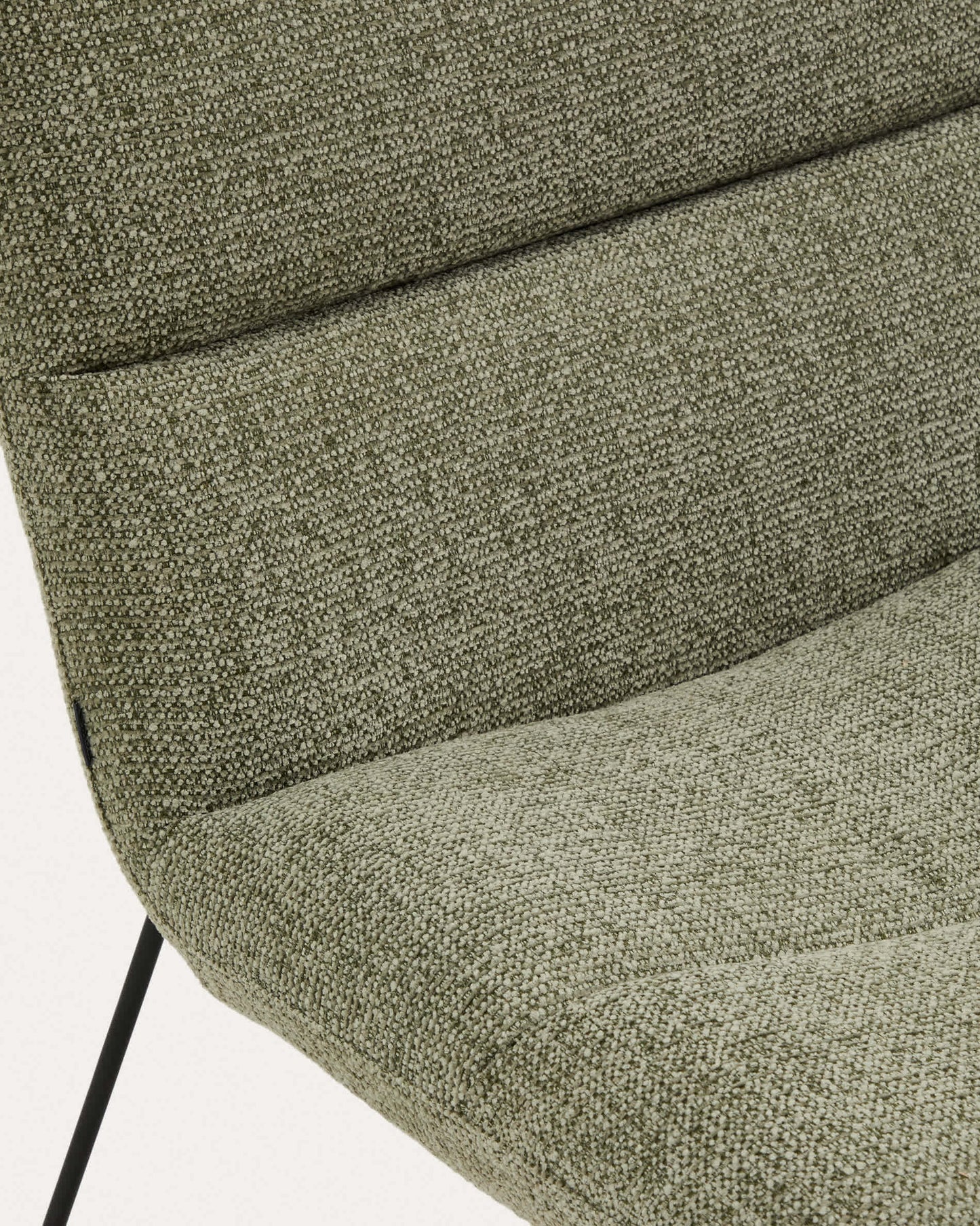 Poltrona Asen in ciniglia verde e gambe in acciaio nero FSC 100%