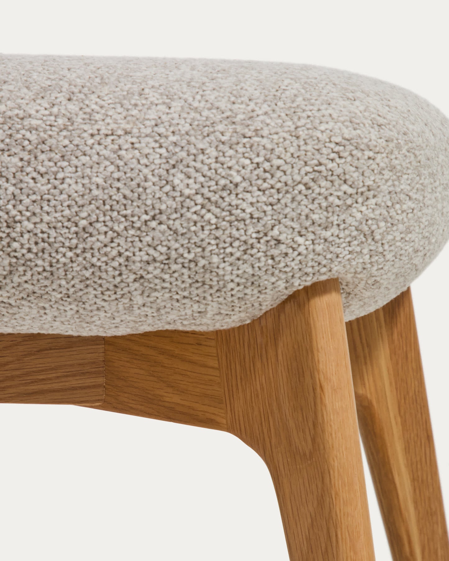 Poggiapiedi Adiran in ciniglia spessa beige con gambe in legno massiccio di rovere con finitura naturale