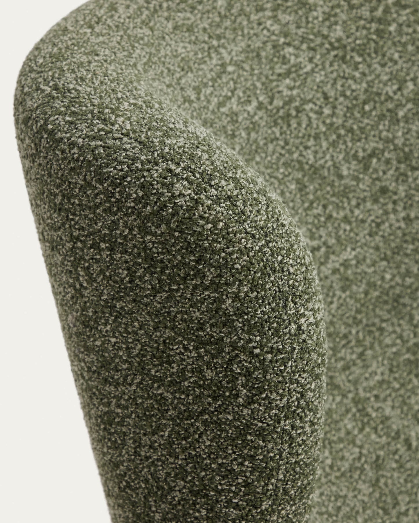 Poltrona Adiran in ciniglia spessa verde muschio con gambe in legno massiccio di rovere con finitura noce