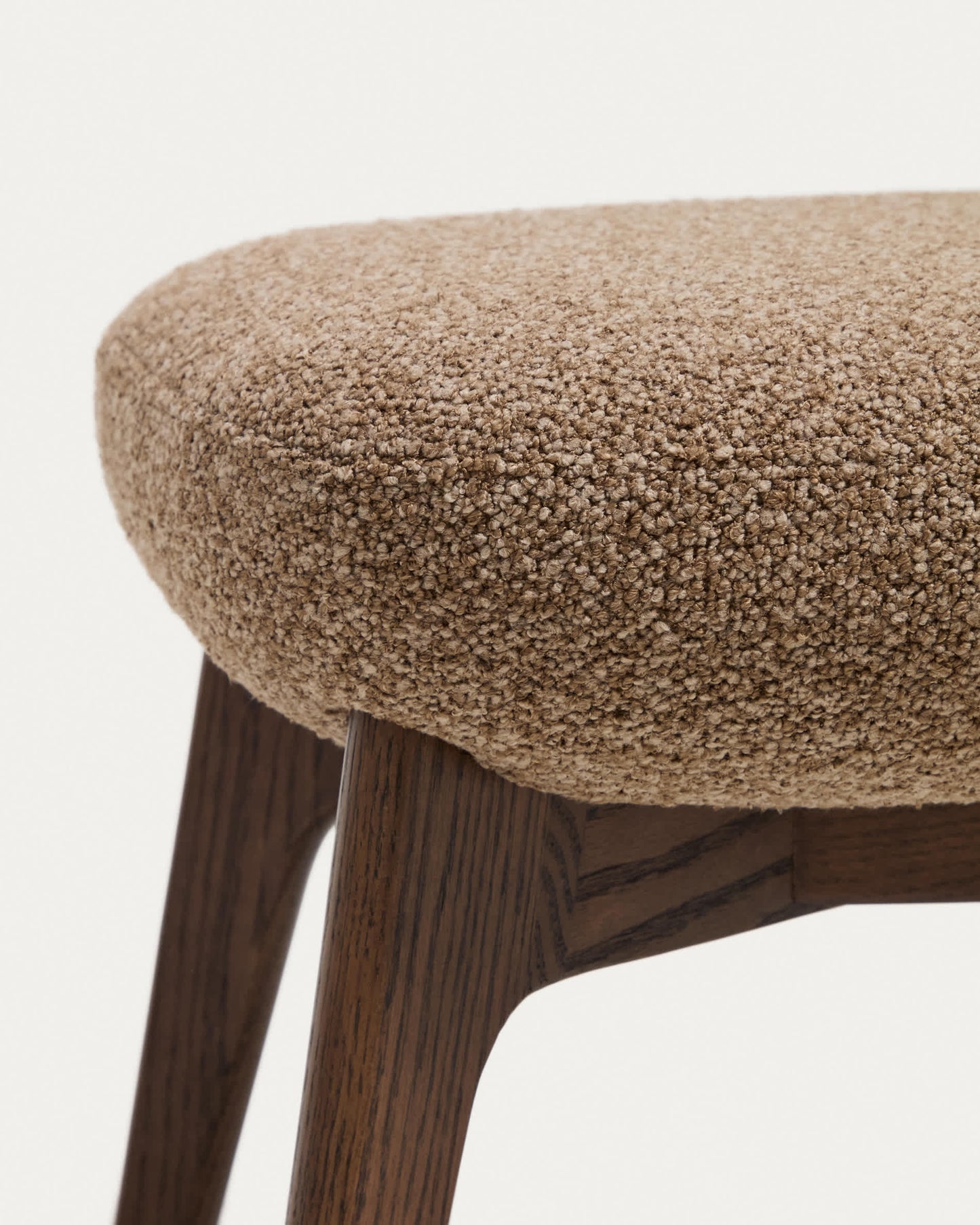 Poggiapiedi Adiran in ciniglia spessa marrone chiaro con gambe in legno massiccio di rovere con finitura noce