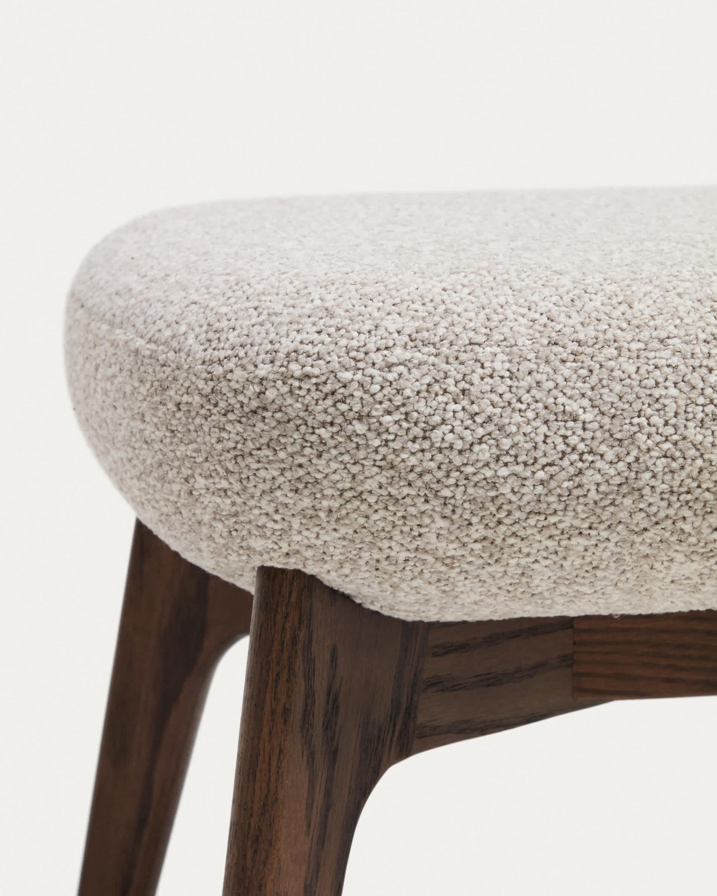 Poggiapiedi Adiran in ciniglia spessa beige con gambe in legno massiccio di rovere con finitura noce