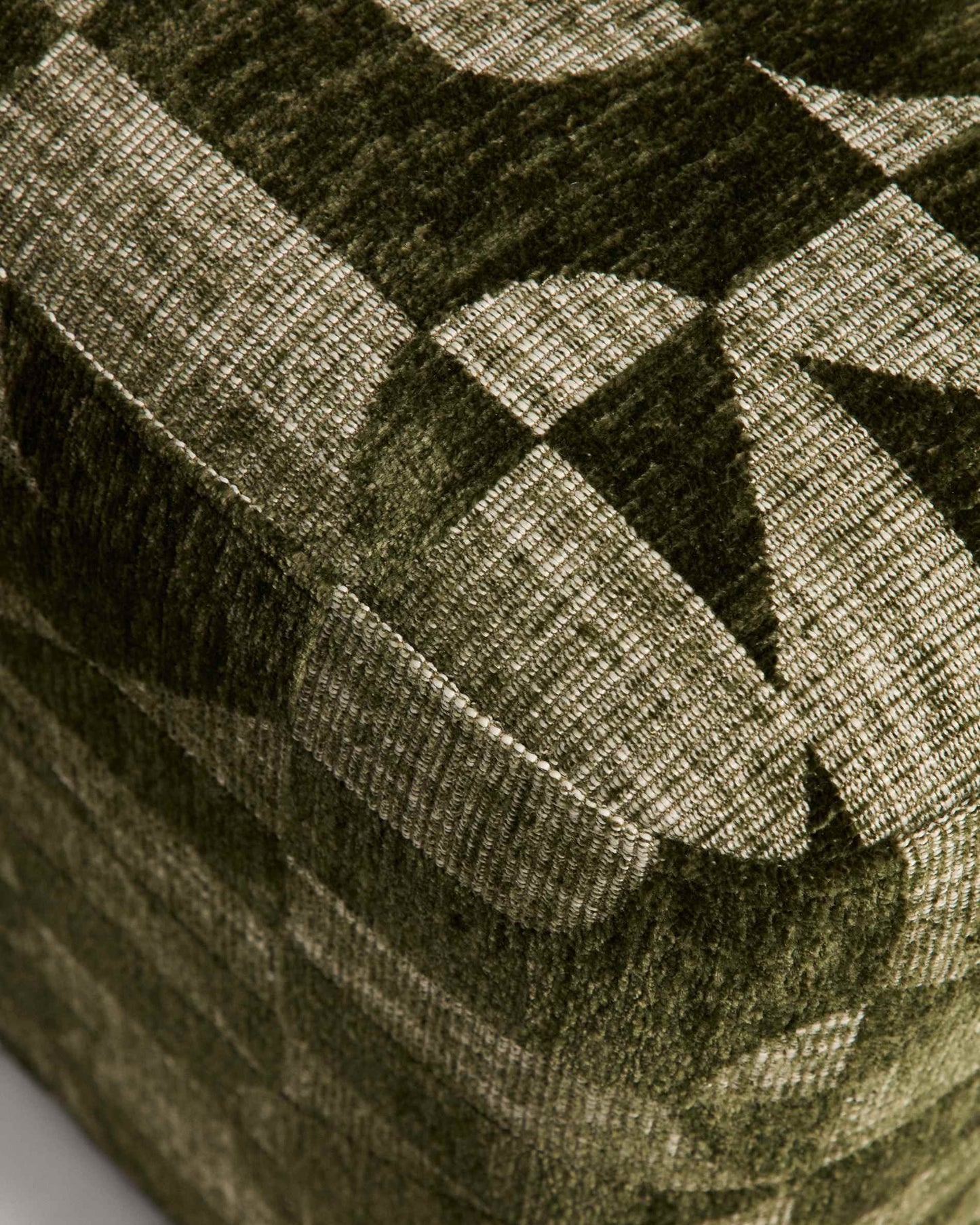 Poggiapiedi Nedilo quadrato in tessuto jacquard con motivo geometrico verde muschio FSC Mix Credit
