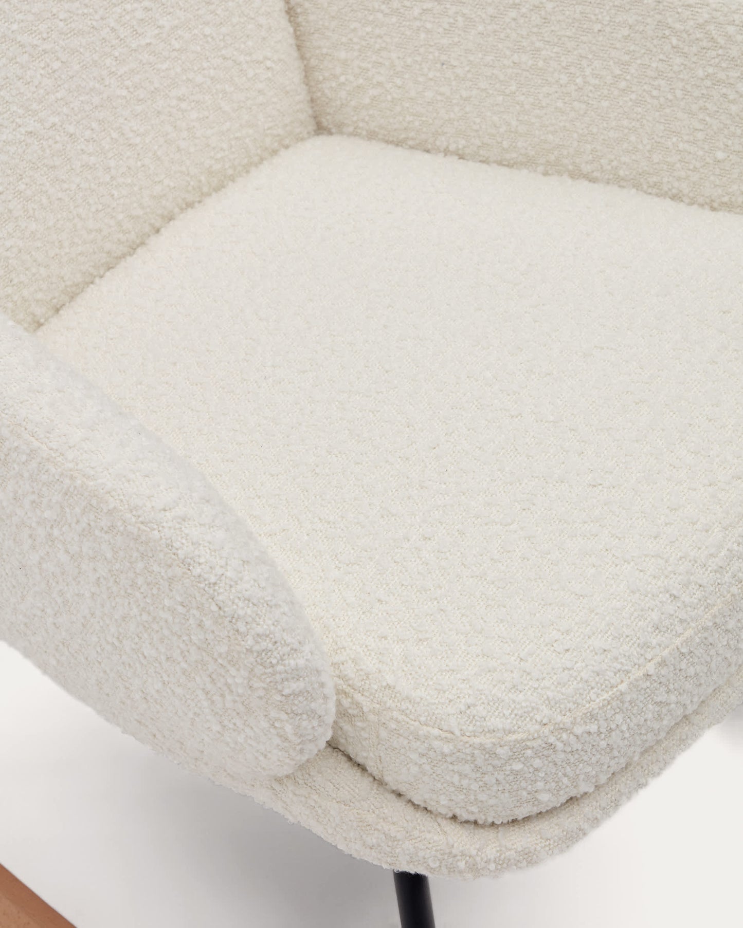 Poltrona a Dondolo Maustin in tessuto effetto shearling blanco, telaio in acciaio nero e legno di faggio