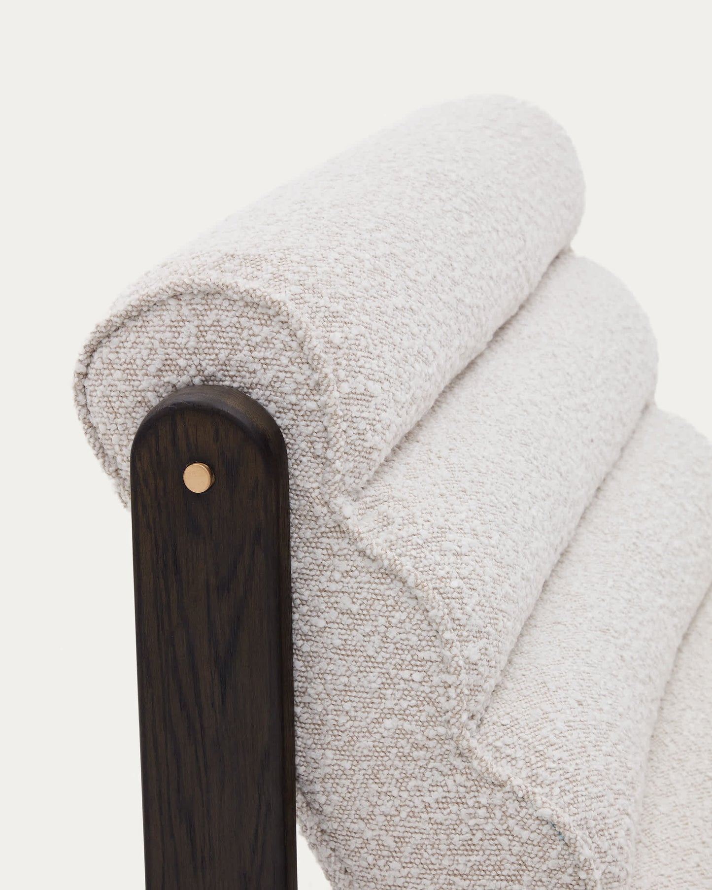 Poltrona Magira di eco-shearling bianco e legno massiccio di rovere con finitura scura