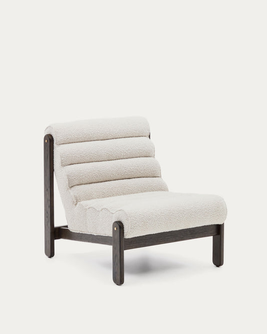 Poltrona Magira di eco-shearling bianco e legno massiccio di rovere con finitura scura