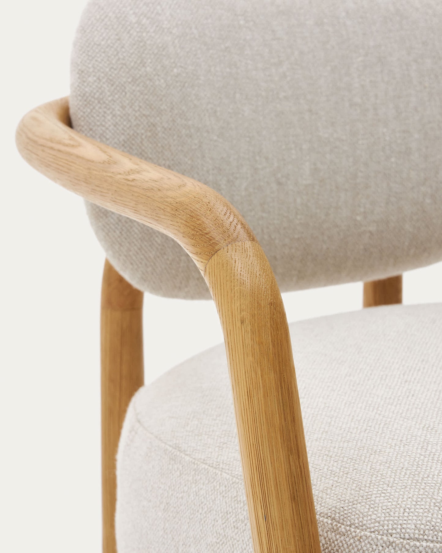 Poltrona Melqui beige di legno massiccio di rovere con finitura naturale